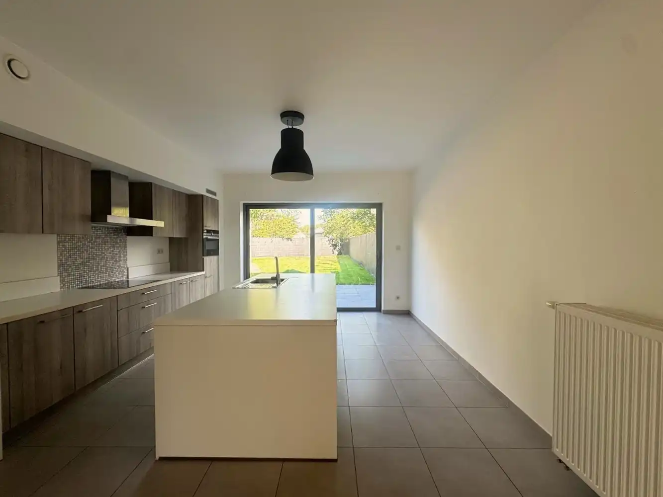 RUIM GELIJKVLOERS APPARTEMENT MET TERRAS EN TUIN foto 4