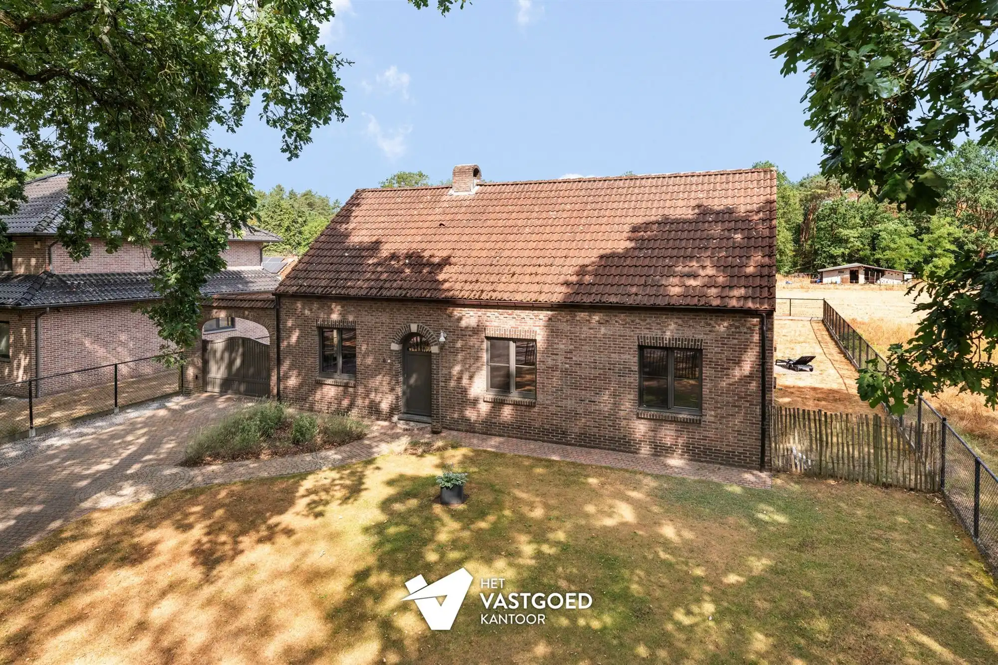 GERENOVEERDE WONING MET 3 SLAAPKAMERS UITERST RUSTIG GELEGEN TE HEPPEN foto {{pictureIndex}}