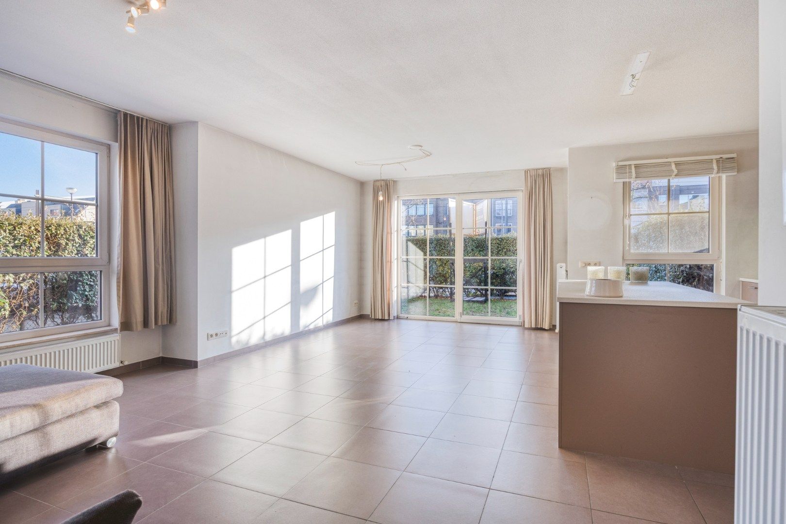 Gelijkvloers appartement met 3 slpks en voor- en achtertuin in Geel-centrum !  foto 2