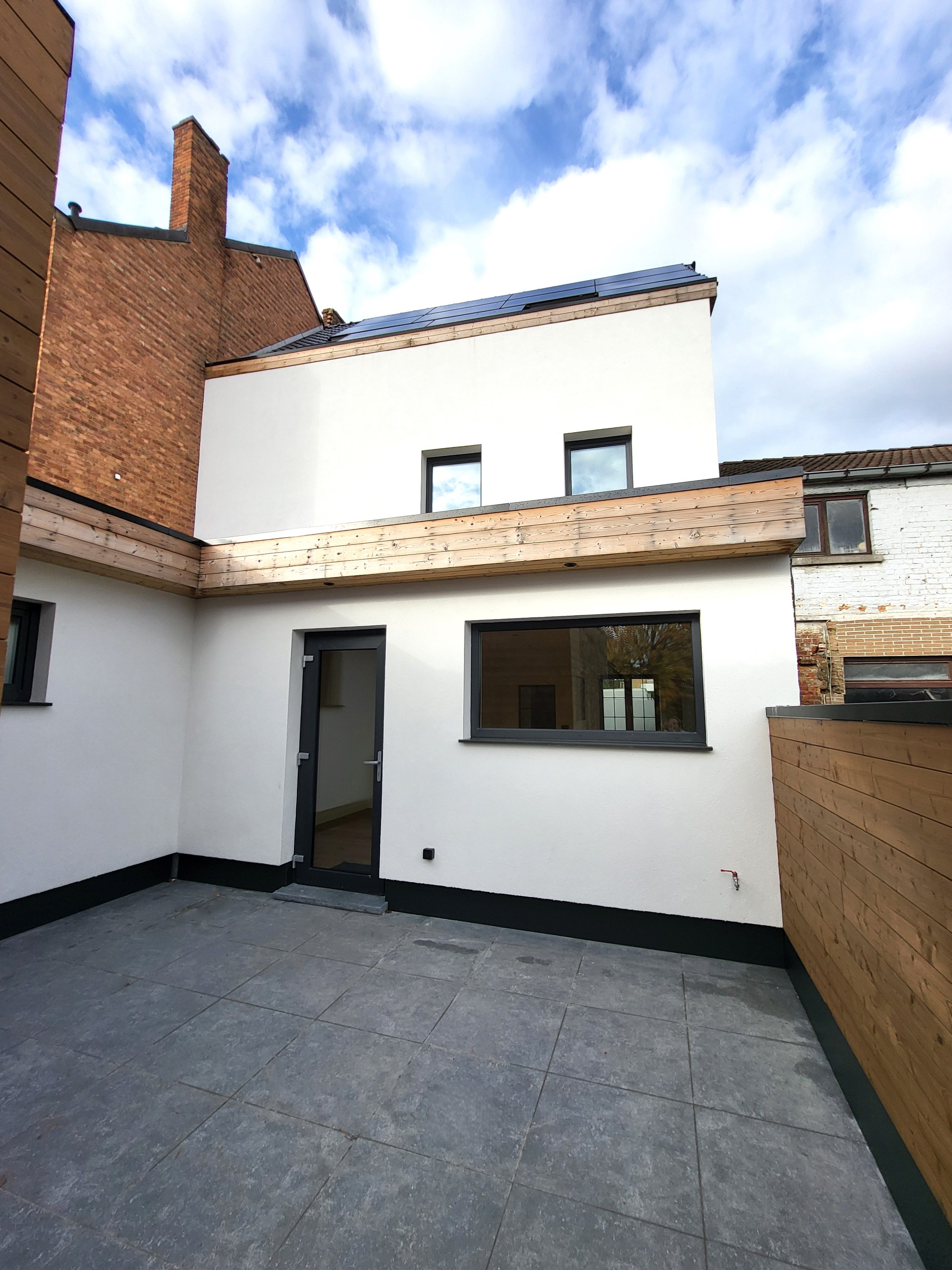 Deze volledig totaal gerenoveerde woning (2024–2025) combineert hedendaags comfort met een hoogwaardige afwerking en biedt maar liefst 5 ruime slaapkamers.  foto 32