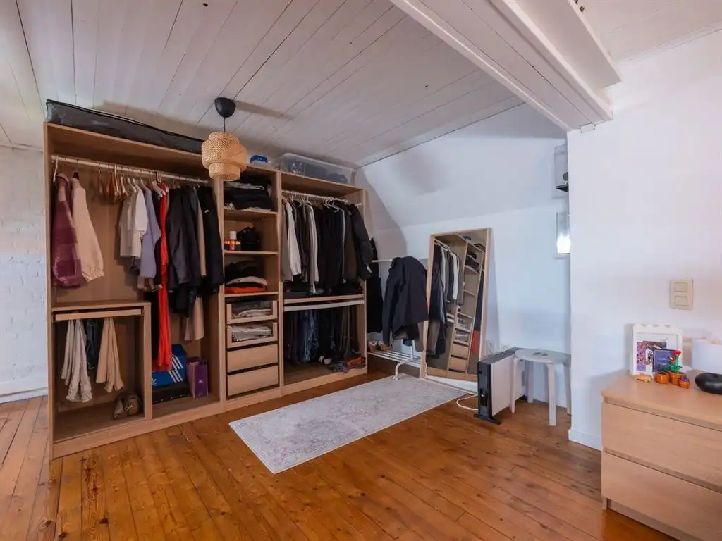 Charmante woning in gesloten bebouwing met ruim terras, tuin en bijhorende carport, volledig onderkelderd met inpandige garage, in het centrum foto 28