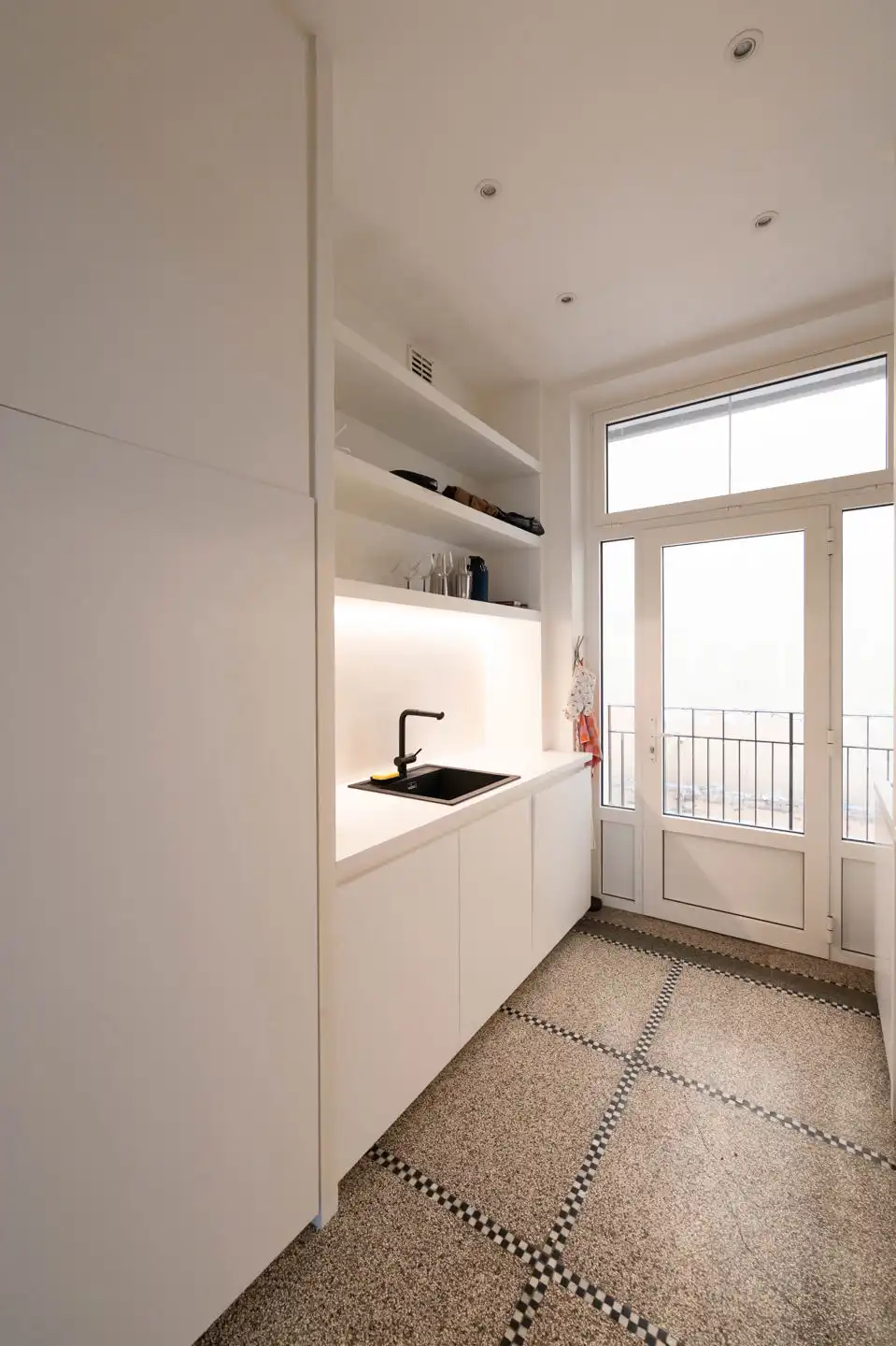 ANTWERPEN - Twee slaapkamer appartement nabij de Meir foto 7