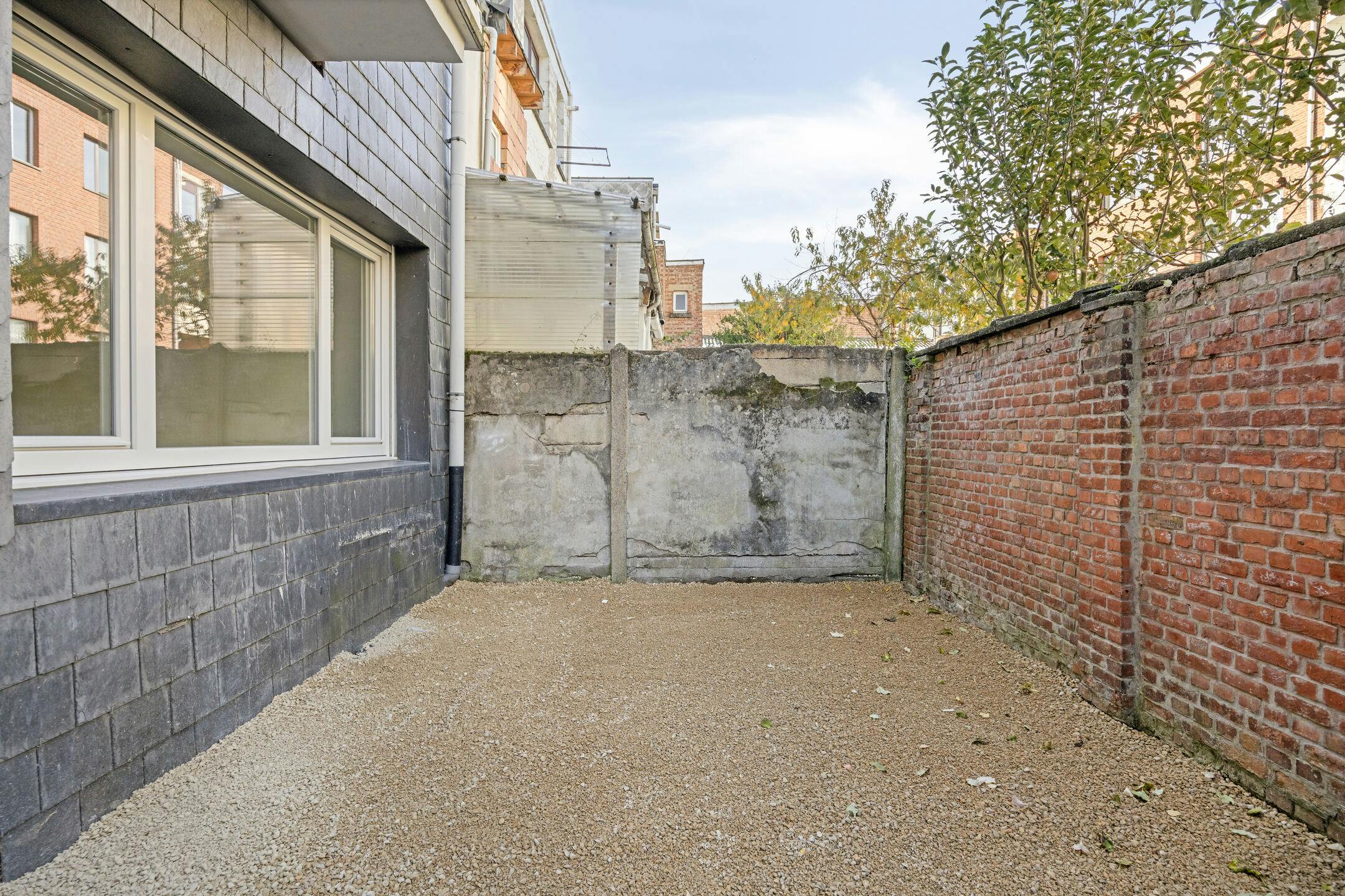 Gerenoveerd gelijkvloers appartement met twee slaapkamers foto 9