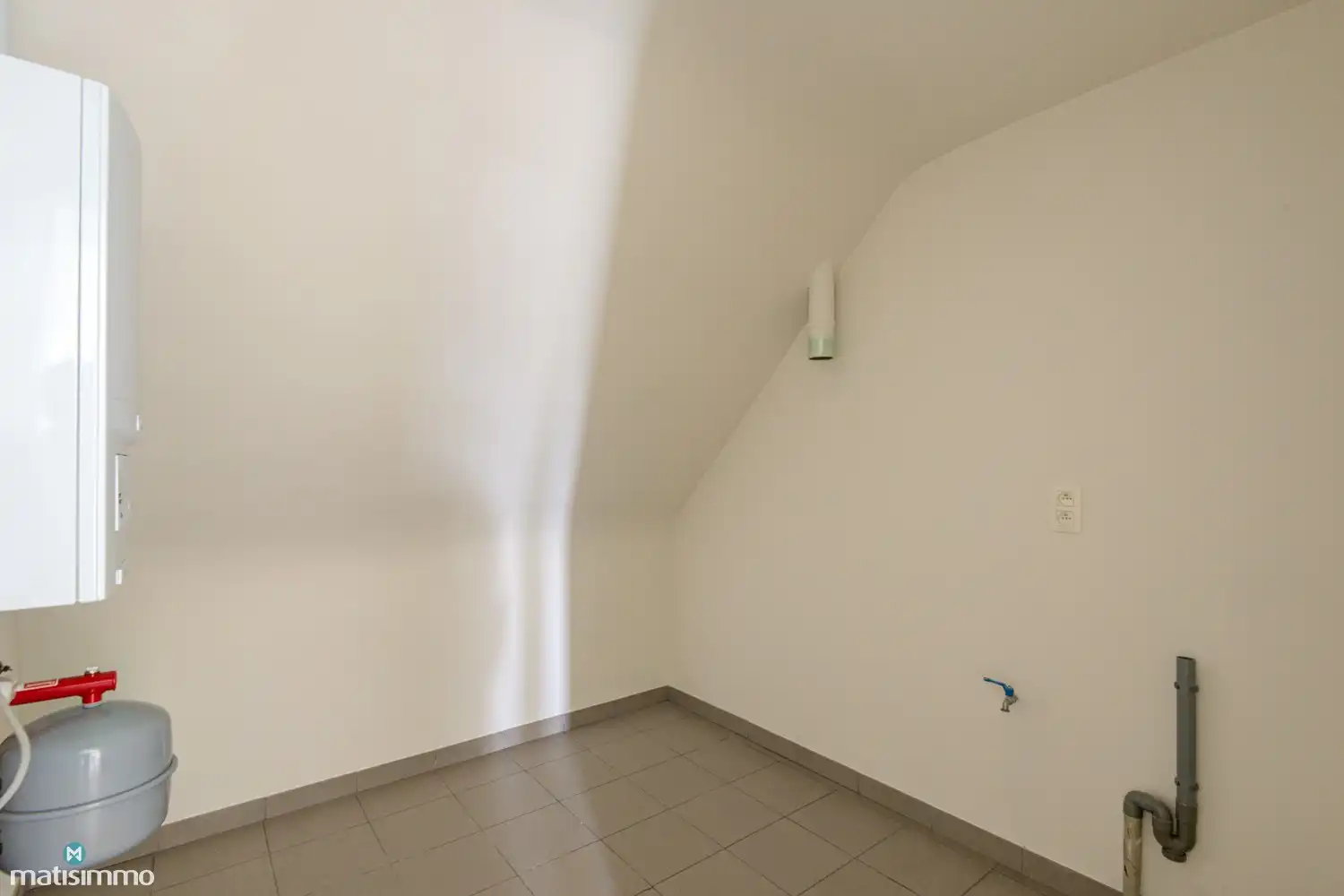 INSTAPKLAAR DUPLEXAPPARTEMENT MET 2 SLAAPKAMERS EN GARAGE NABIJ HET CENTRUM VAN BILZEN foto 8