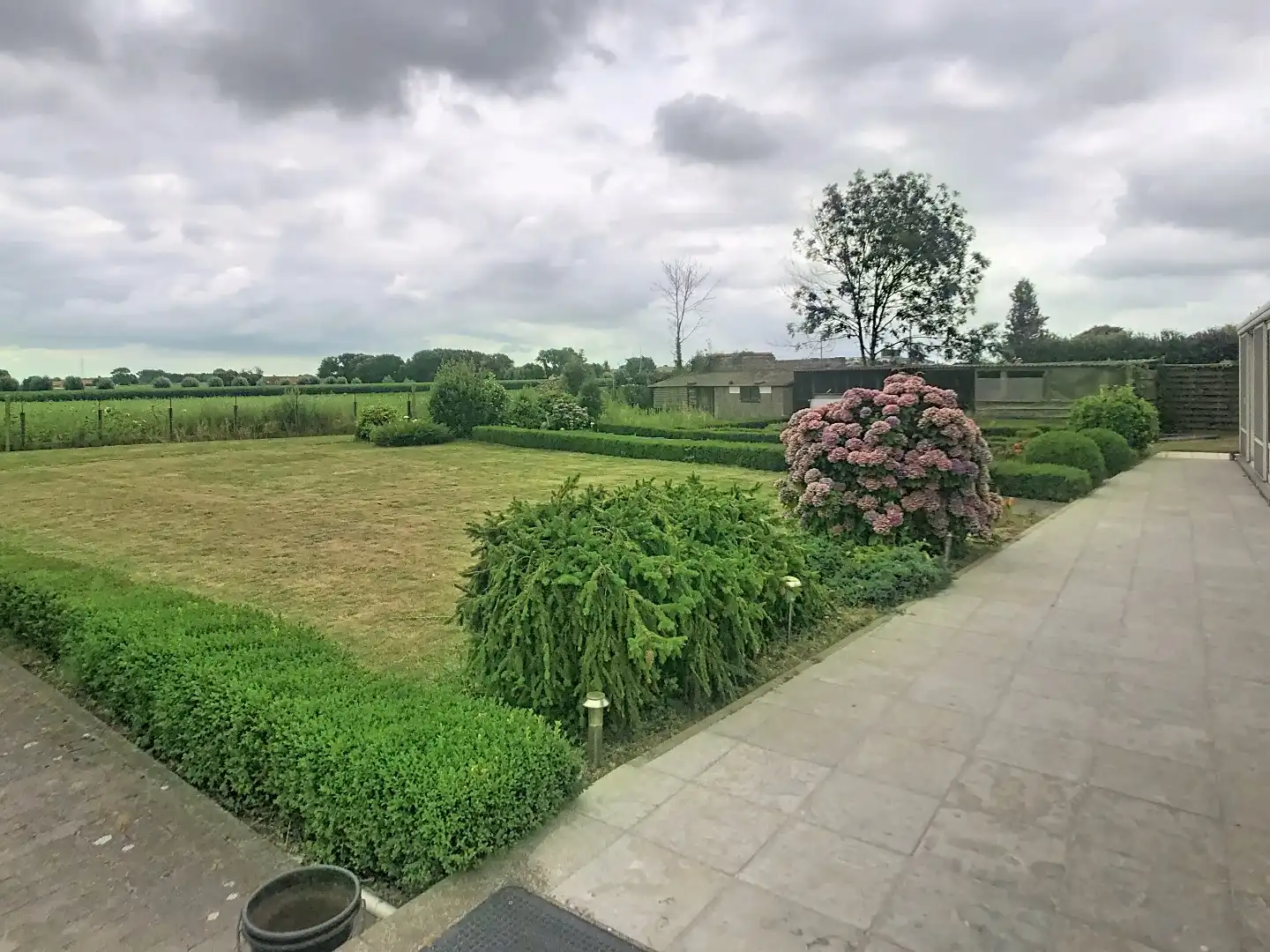 Alleenstaande woning met 3 slaapkamers,  inpandige garage, op 1744m² en zicht op de velden foto 5