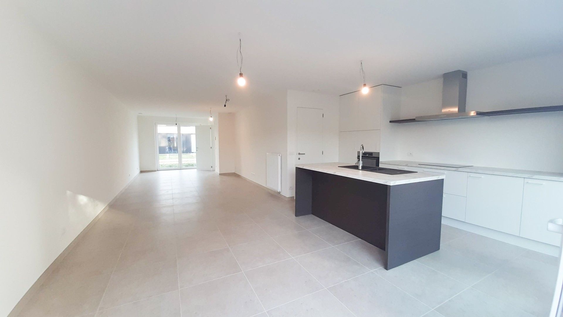 Instapklare nieuwbouwwoning met 3 slpk’s en carport foto {{pictureIndex}}