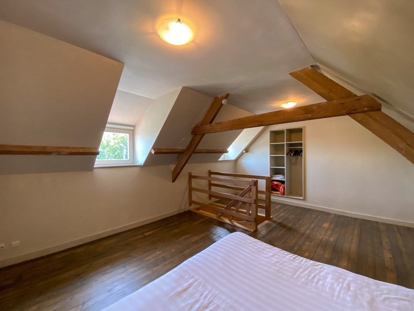 Charmante woning met 4 slaapkamers, tuin en ruime garage. foto 16