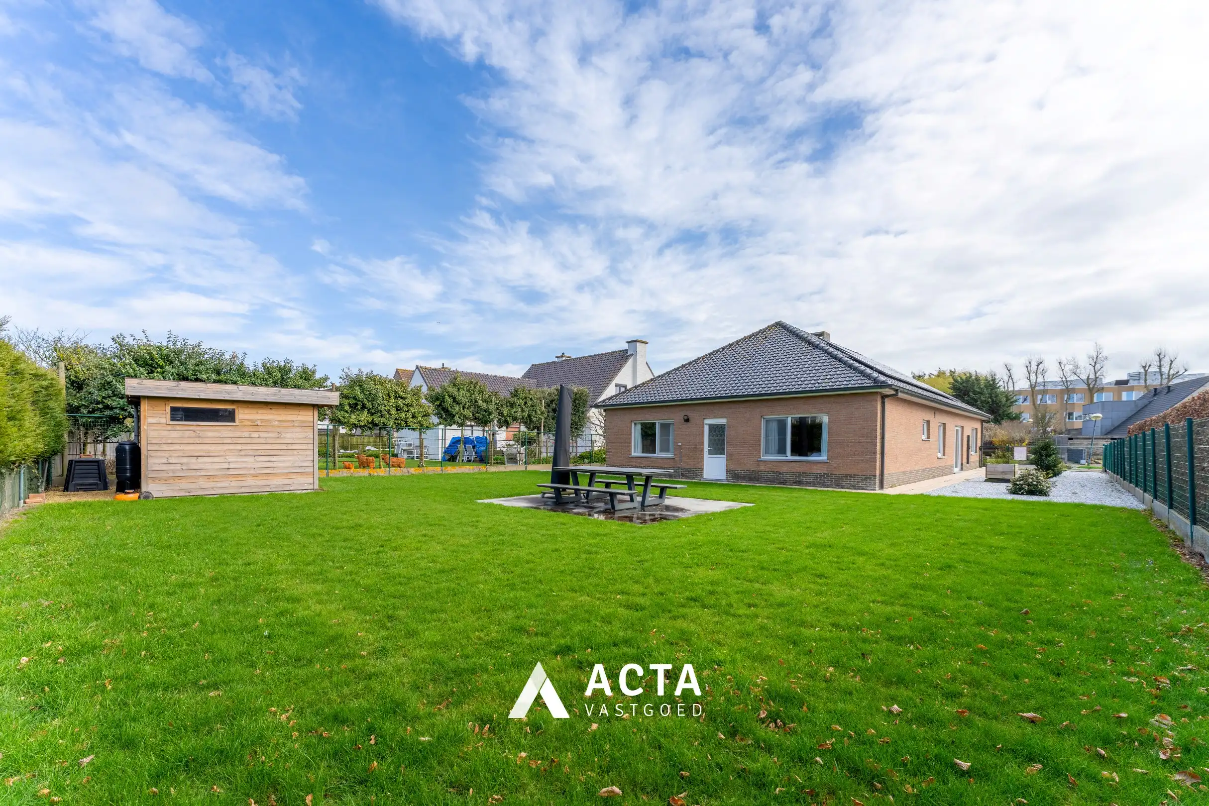 Ruime bungalow op topligging te Middelkerke foto {{pictureIndex}}