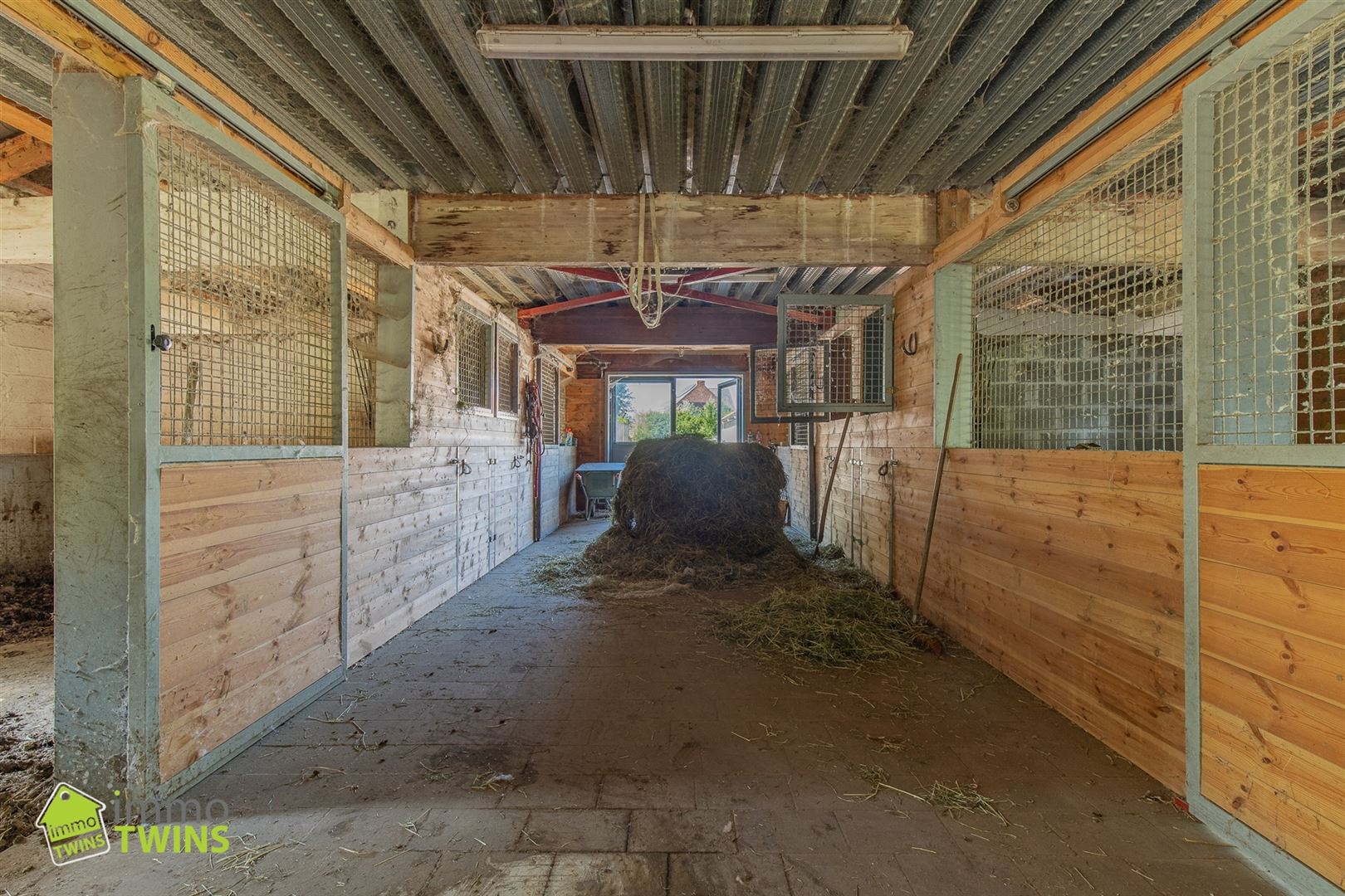 Eigendom met 11 paardenstallen en woning in Grembergen foto 9