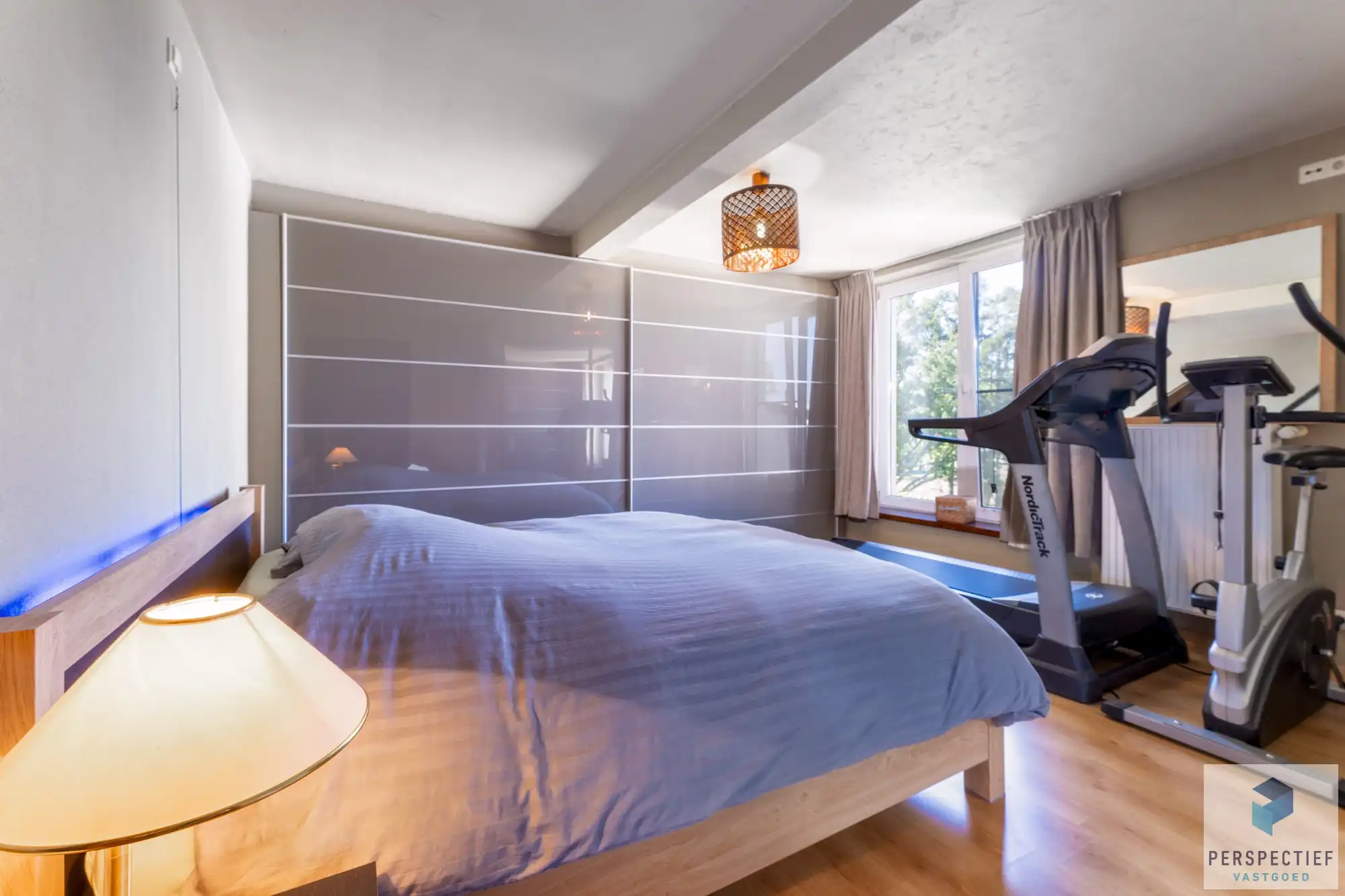 Ruime, instapklare woning met 4 slaapkamers, garage en magazijn op 970 m² foto 22