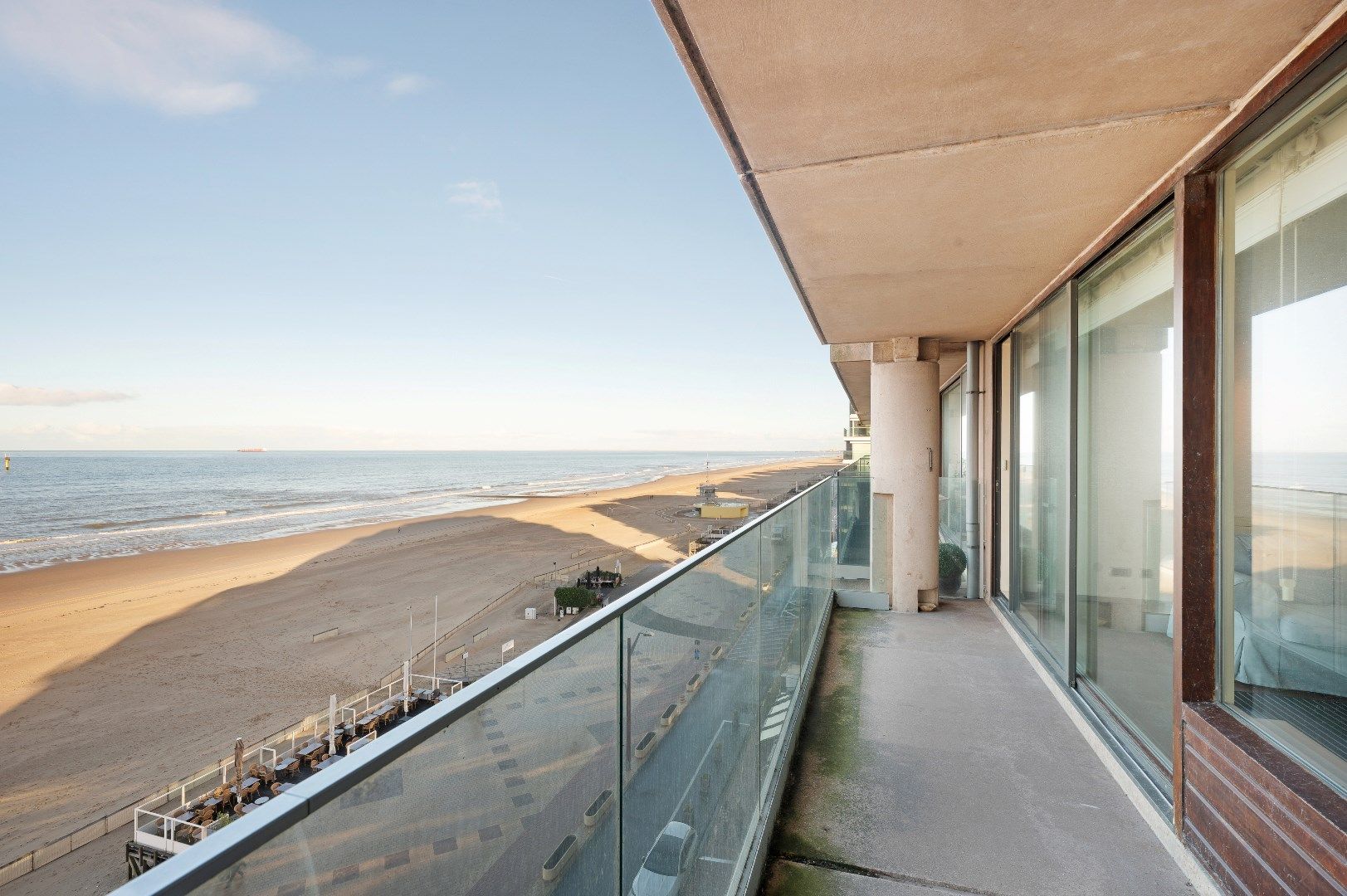 Zeer goed gelegen appartement met parking op de ZEEDIJK vlakbij het Van Bunnenplein. foto 2