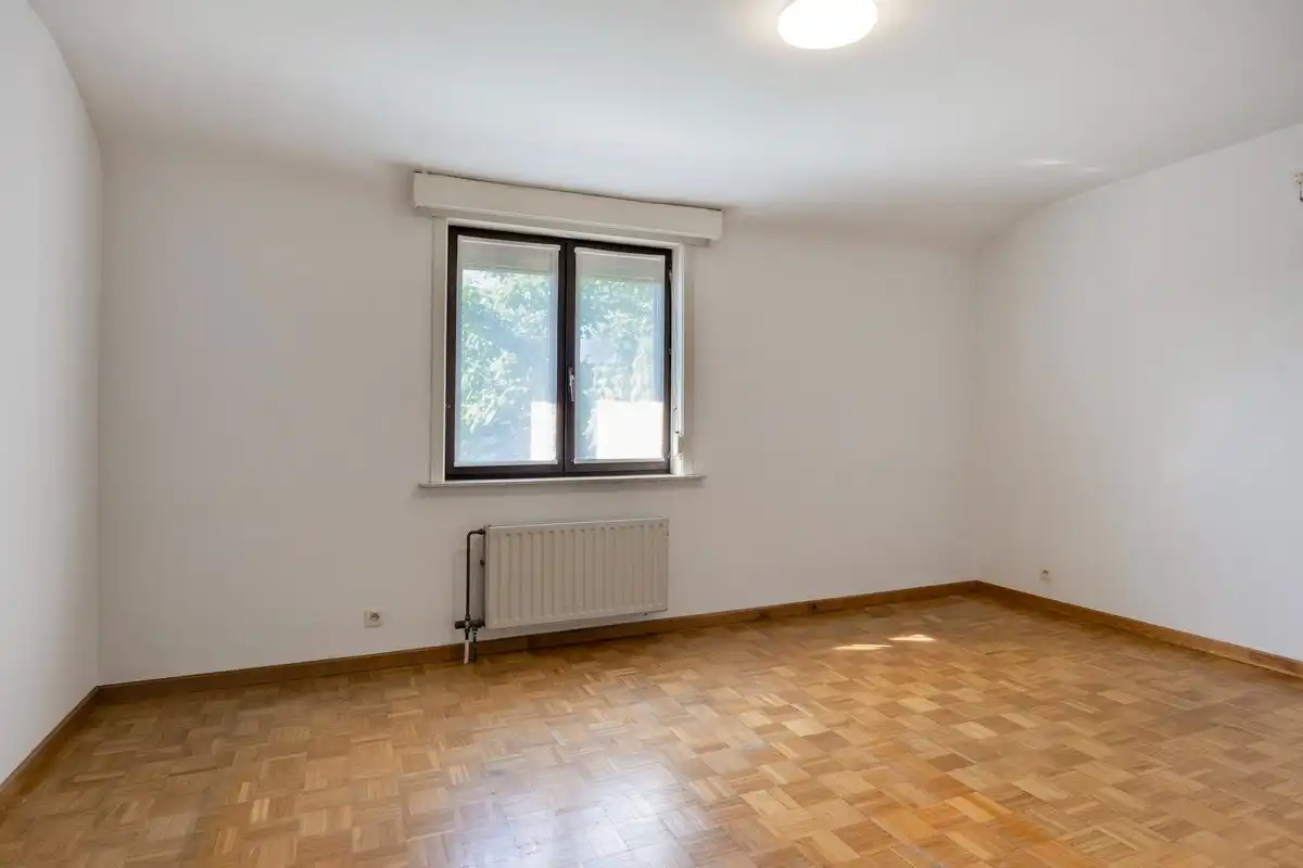 Kloeke villa met 4 slaapkamers en dubbele garage foto 15