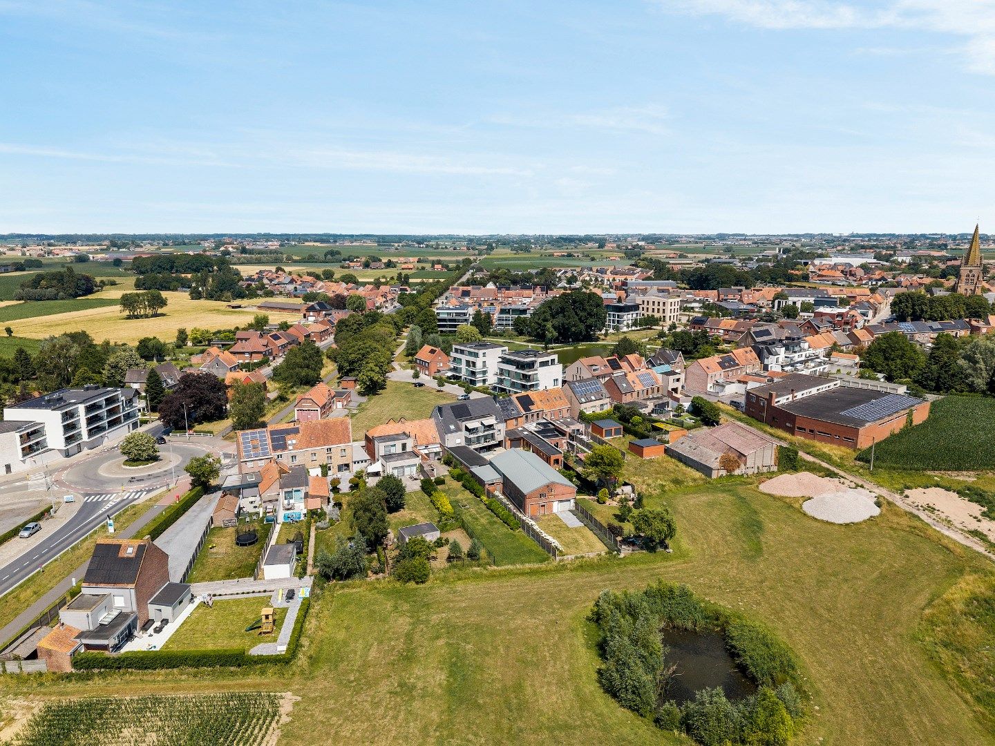 ENERGIEZUINIGE WONING MET 3 SLPKS, TOPAFWERKING EN GROTE TUIN foto 2