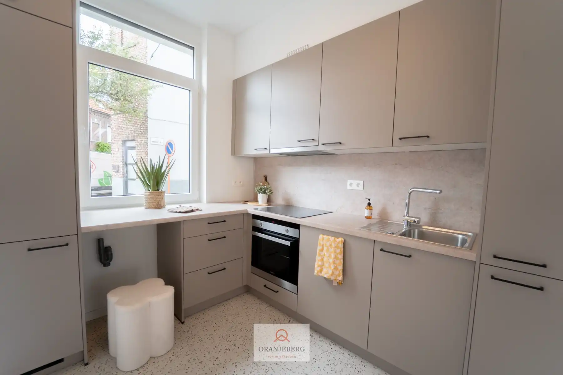 Lichtrijke gerenoveerde woning foto 2