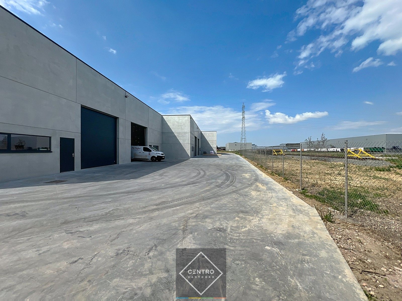 NB MAGAZIJN van 180m² (vrije hoogte 7m !) , voorzien van sectionaalpoort, deur, raam en 2 parkeerplaatsen te SLEIHAGE (Oostnieuwkerke). foto 17