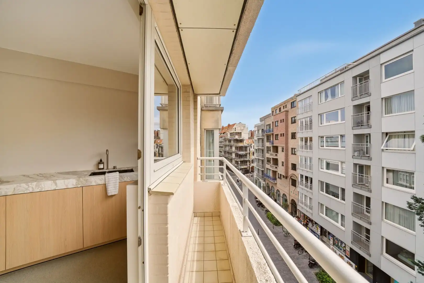 Stijlvol gerenoveerd stadsappartement met maatwerk, 2 slaapkamers en veel bergruimte foto 15