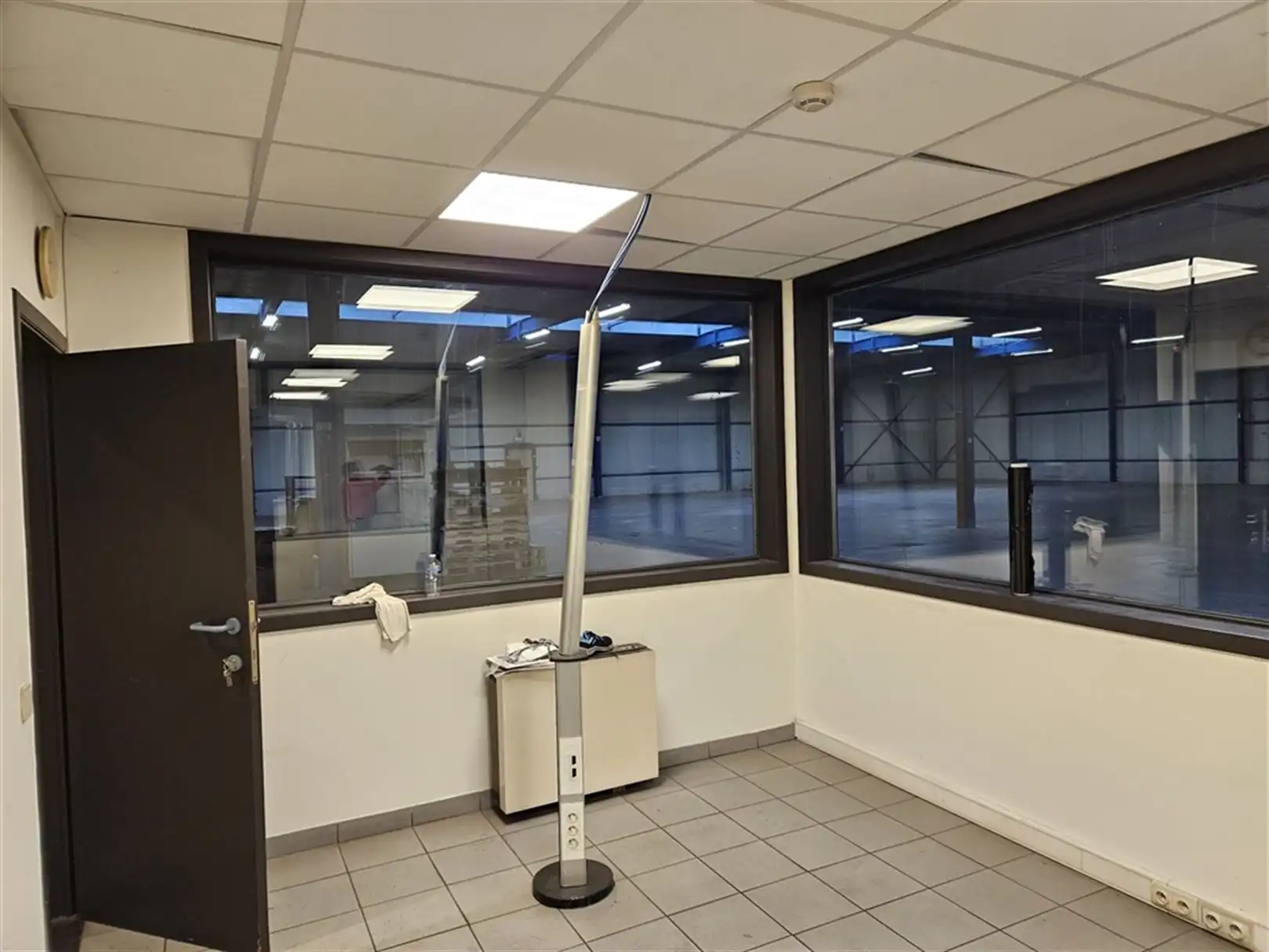 Magazijn met laad- en loskades en kantoren foto 11