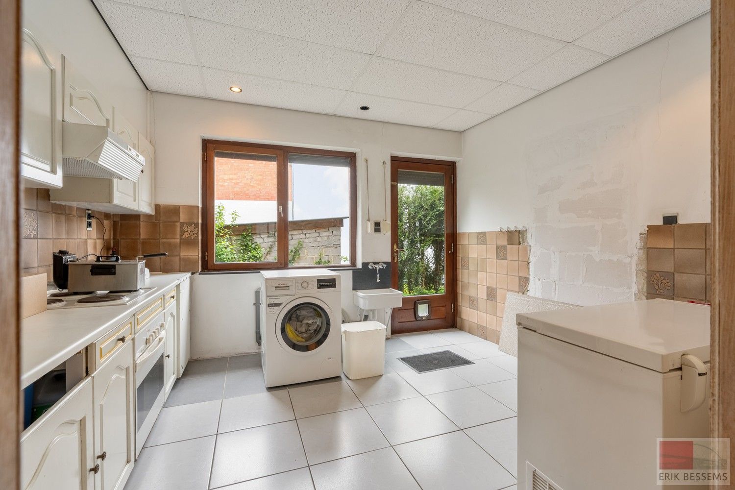 Karaktervolle woning uit 1980 bevindt zich op een perceel van maar liefst 1.399 m² en biedt een bewoonbare oppervlakte van 278 m² foto 15