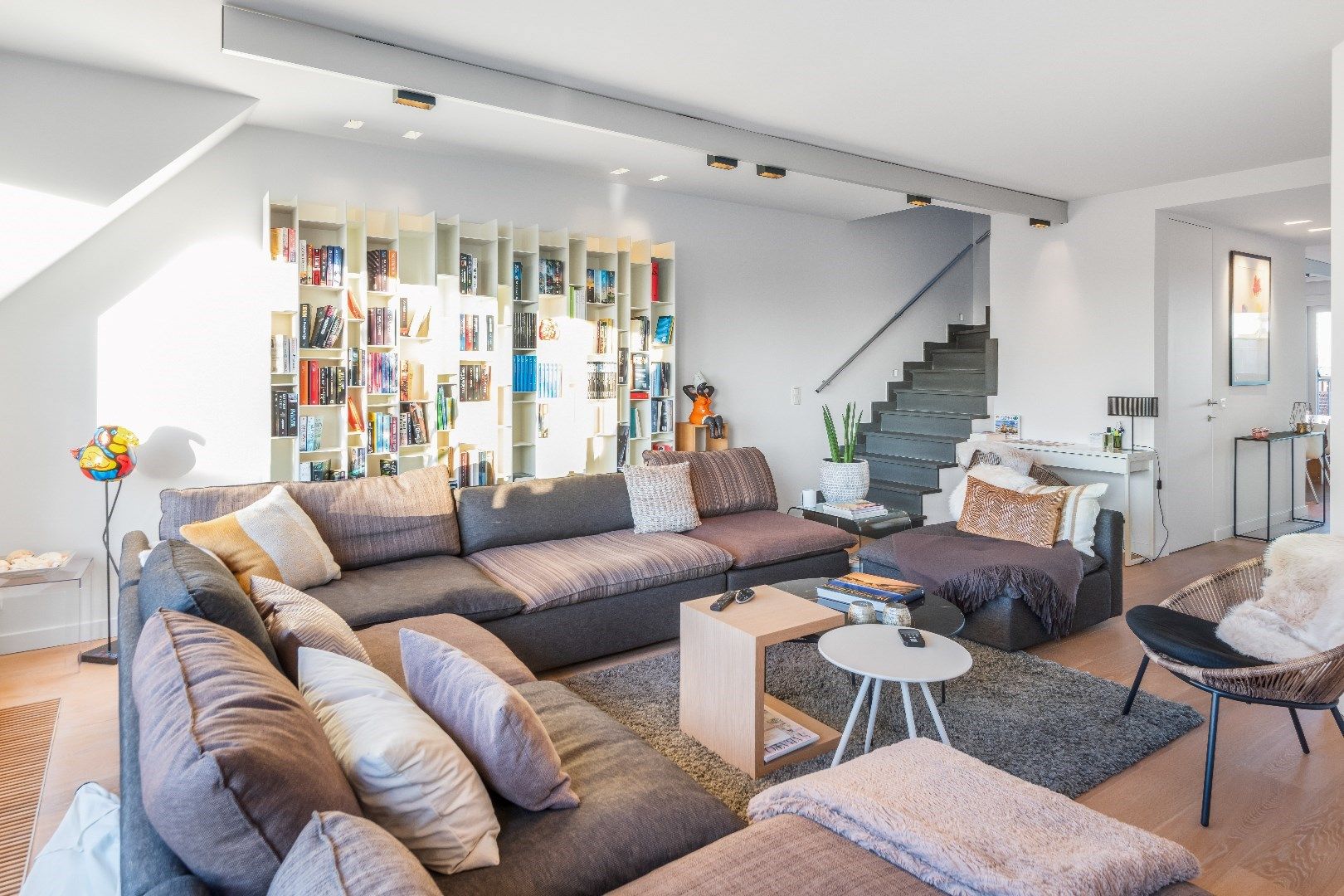 Ruim en lichtrijk doorzonappartement gelegen aan de zonnekant van de Lippenslaan foto 4