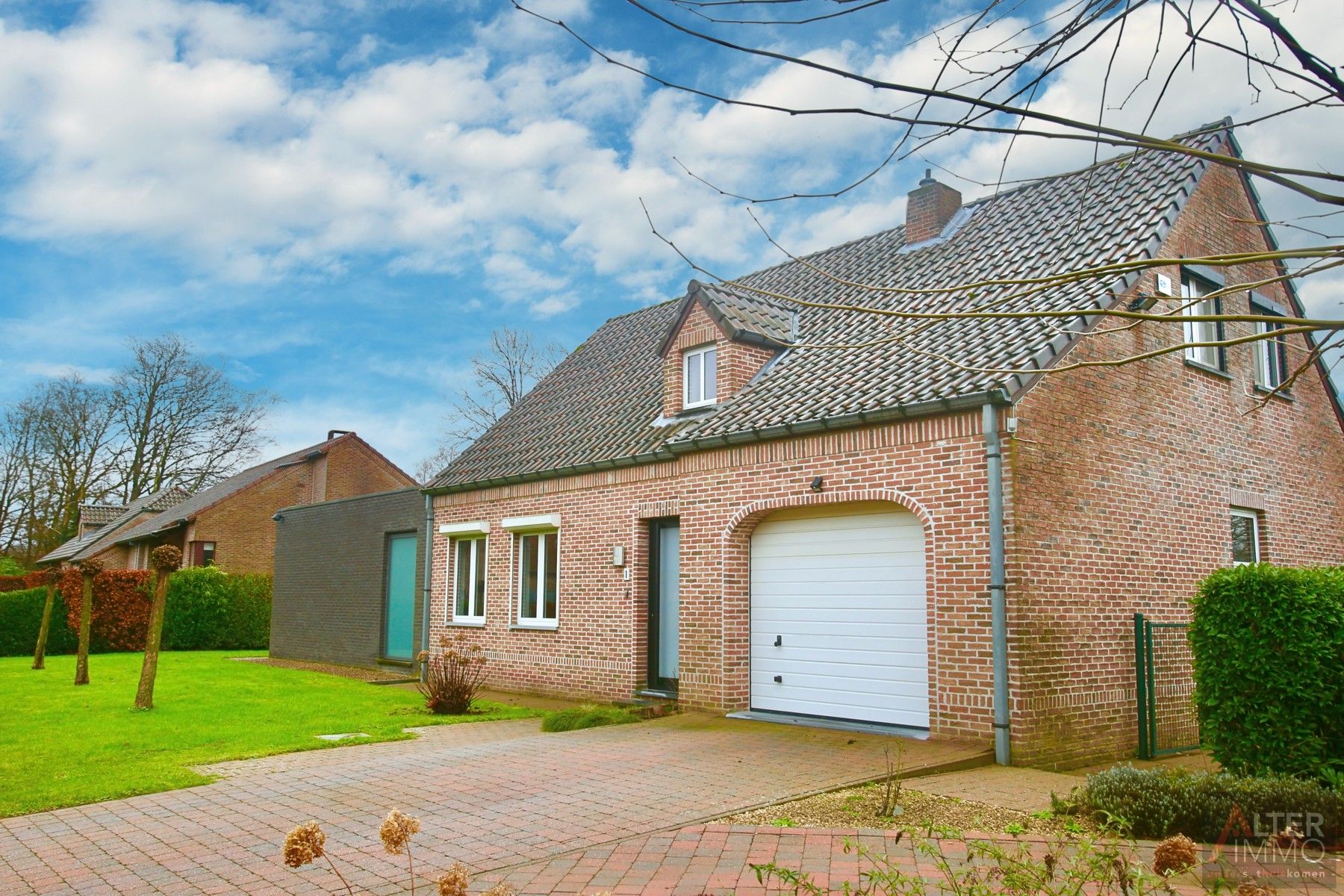 VERKOCHT! Instapklaar, gerenoveerd landhuis (205m2 NBO) met 3 slaapkamers, inpandige garage, zonnepanelen en een uitstekend EPC op een perceel van 8a 16ca - uitstekende ligging vlakbij Zolder centrum. foto 2