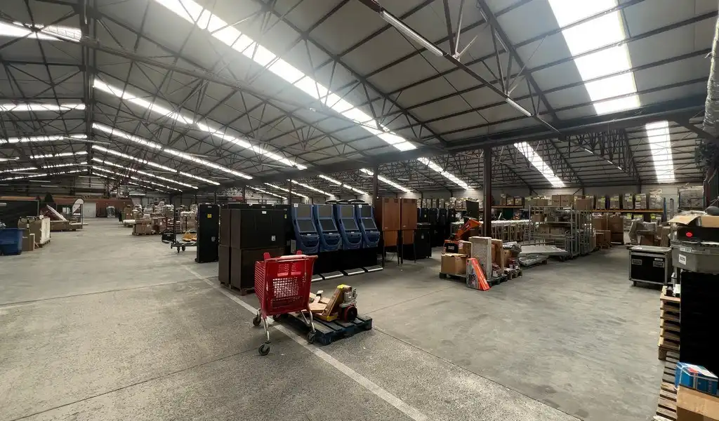 Recent bedrijfsgebouw met prachtige kantoren te huur in Lokeren foto 26