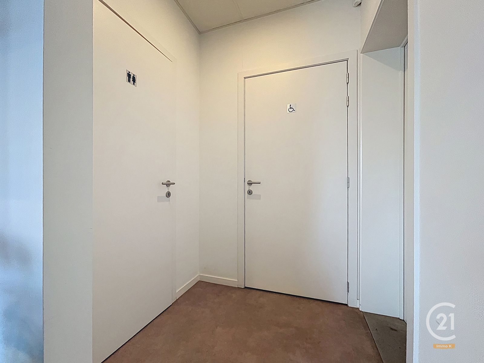 Commercieel gelegen handelsgelijkvloers met 3 privé-parkings foto 10