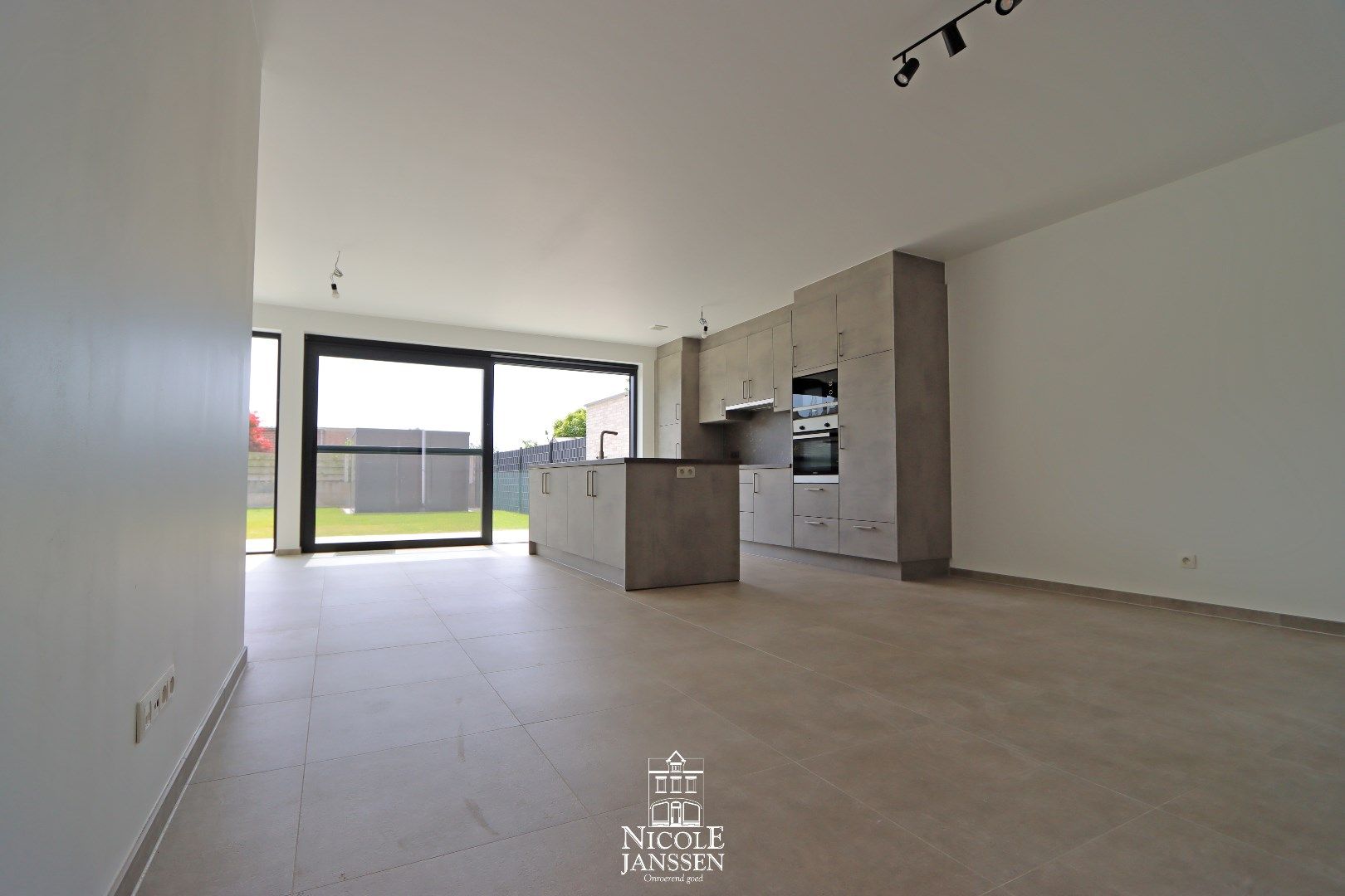 Halfvrijstaande nieuwbouwoning met 3 slaapkamers, carport en tuin in een rustige omgeving foto 5