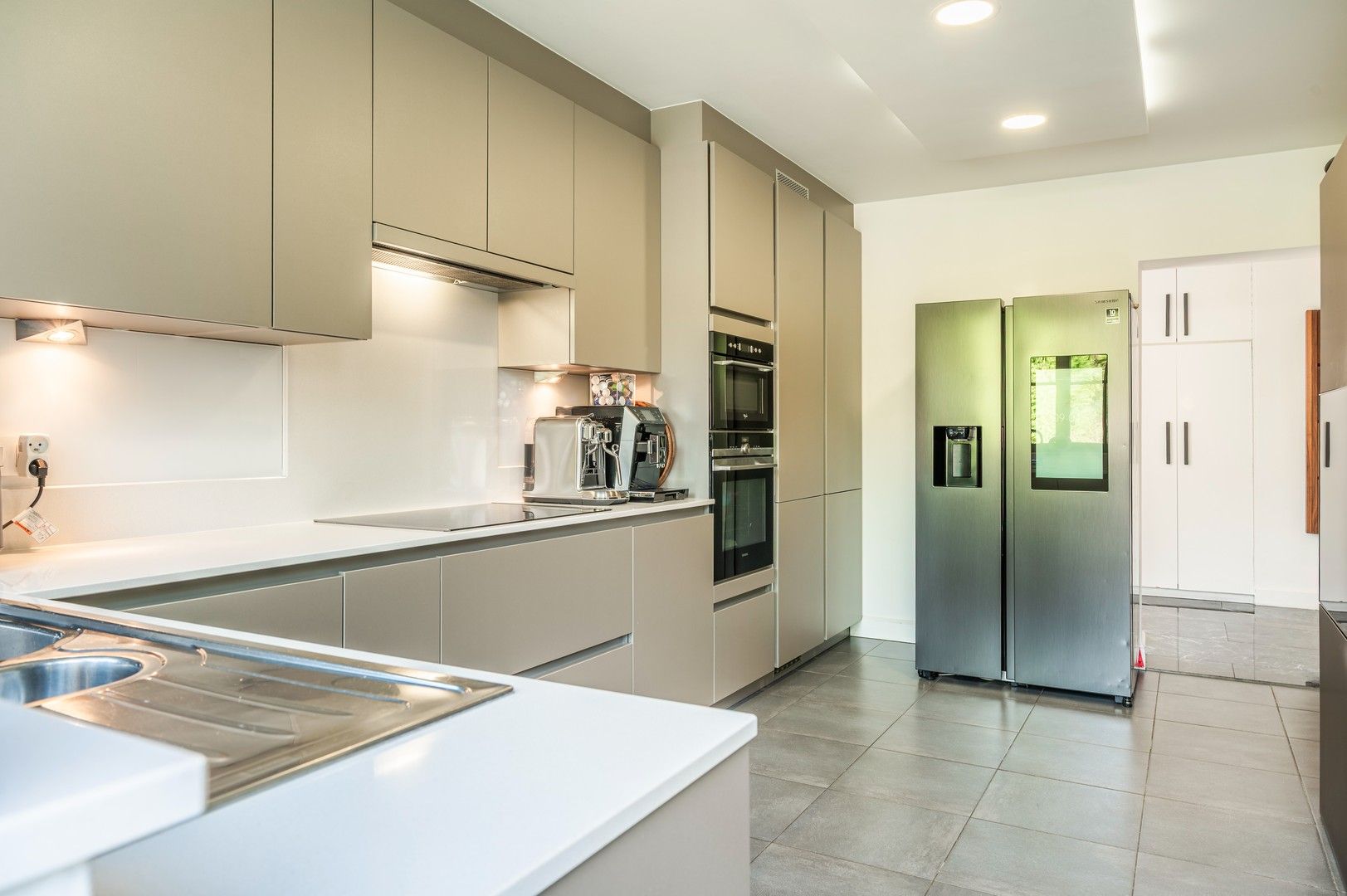 Gelijkvloerse villa met zwembad te koop in Zwijndrecht! foto 4