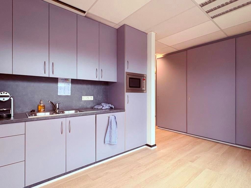 Duurzaam en sterk visueel gelegen gebouw met kantoren, een groot appartement en 3 standplaatsen. foto 8