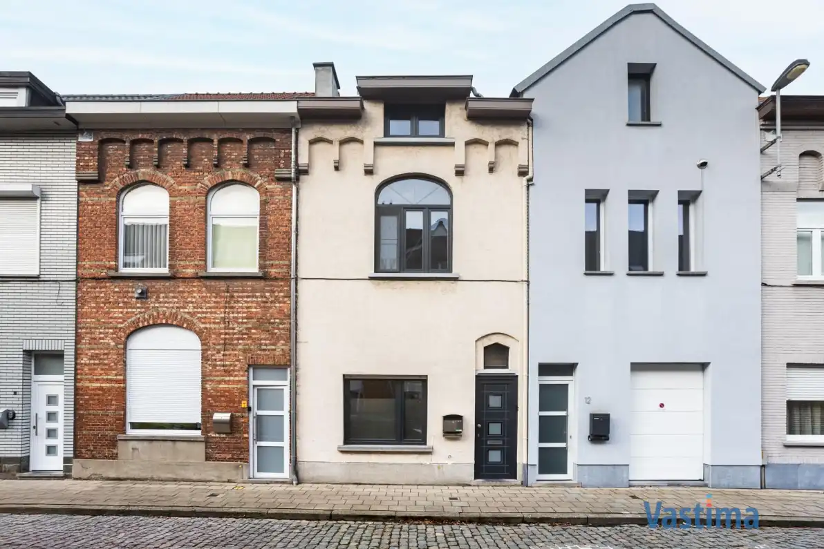 Energiezuinige gezinswoning met 3 slaapkamers, tuin en zonnepanelen foto {{pictureIndex}}