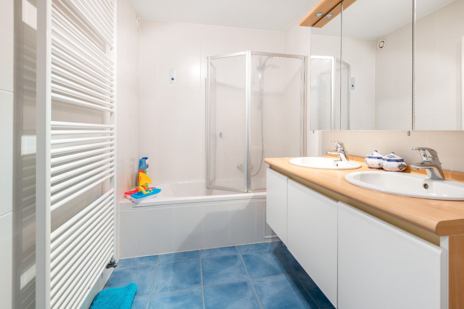 Aangenaam appartement gelegen op de Van Bunnenlaan vlakbij het strand. Ruime, inpandige parking te koop foto 10