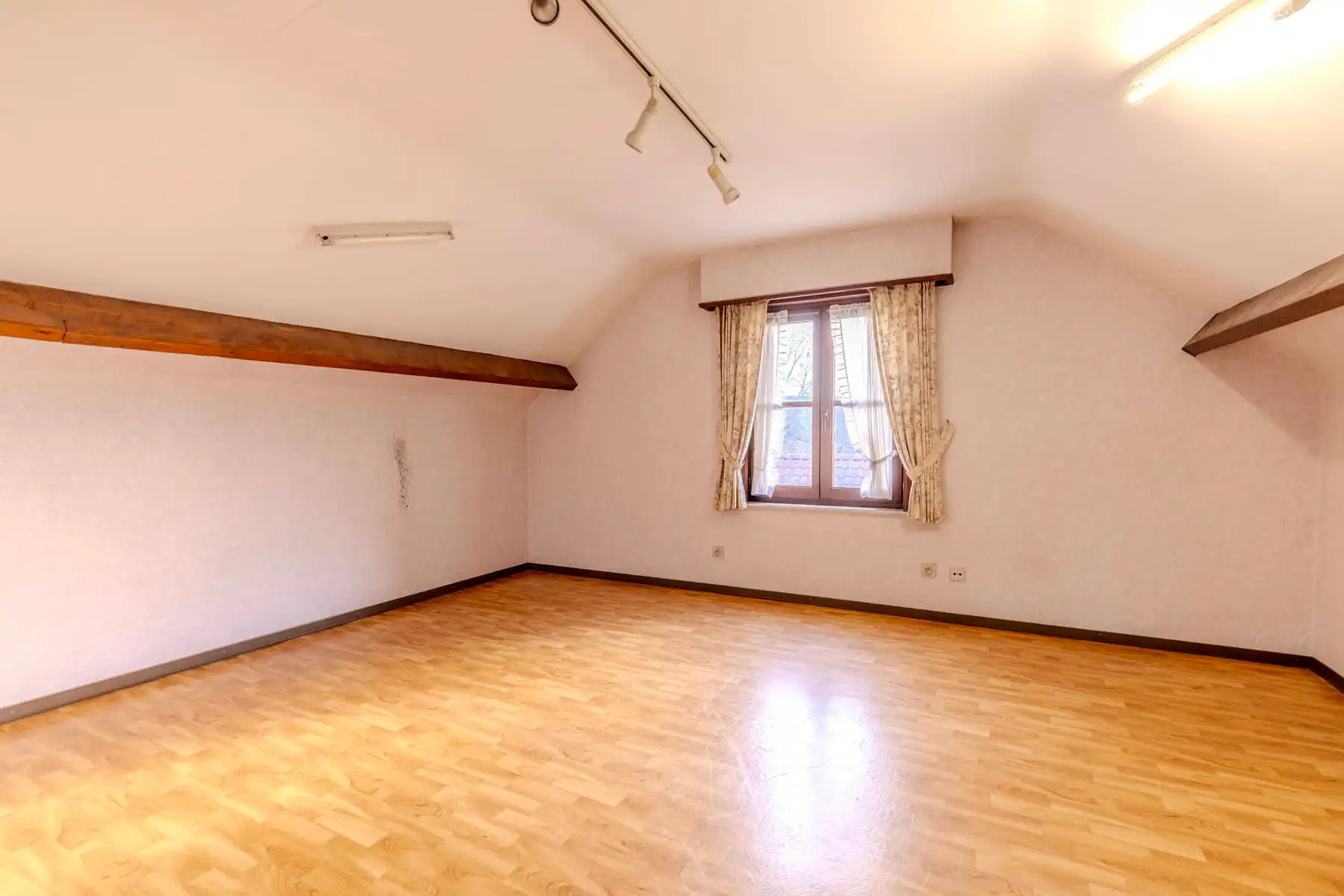 Open bebouwing met 3slpk, tuin en garage foto 17