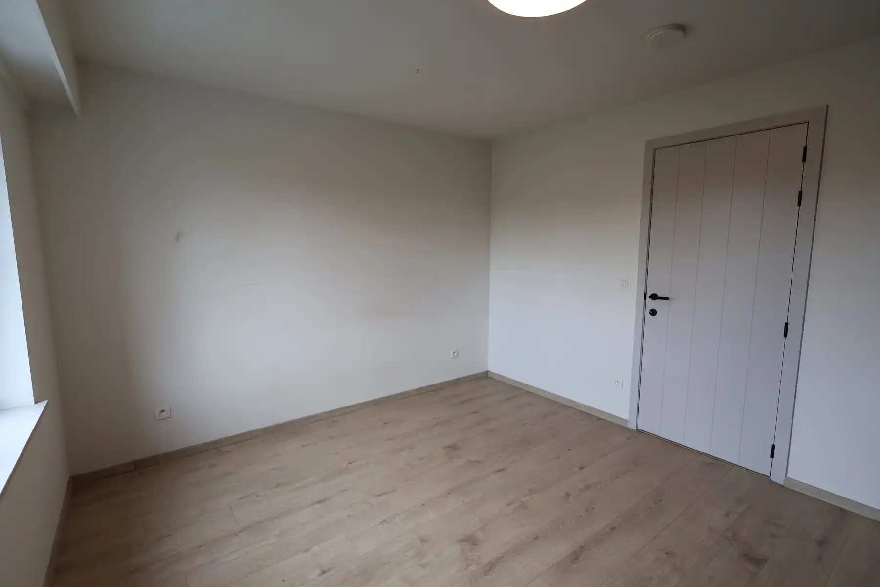 Een ruime nieuwbouwwoning met 3 slaapkamers, terras, tuin en garage.  foto 7
