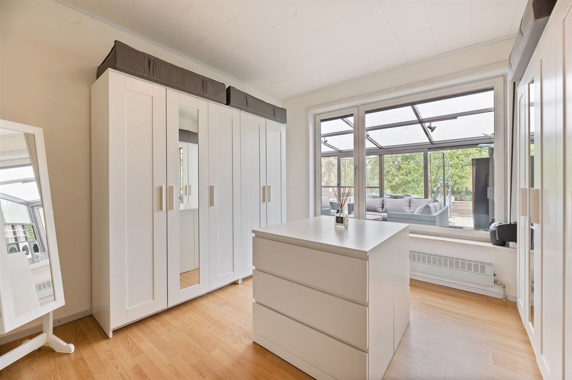 ZEER RUIME EN RECENT GERENOVEERDE WONING OP EEN PERCEEL VAN 2367m² UITGERUST MET EEN VERGUNDE PAARDENSTAL EN ACHTERLIGGENDE WEIDE foto 12