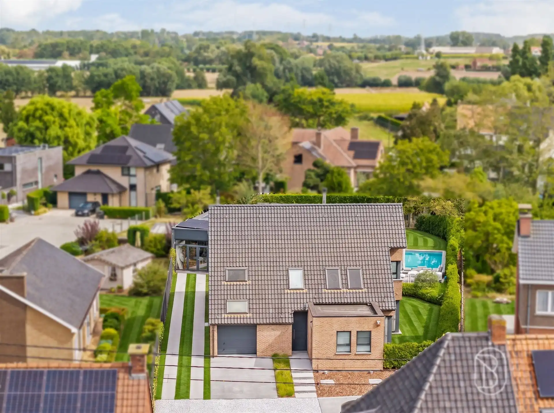 Instapklare woning met zwembad en bijgebouw foto 6