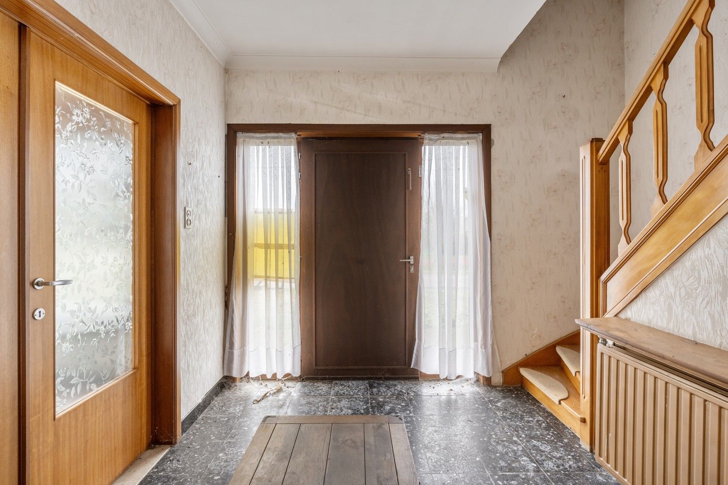 Te renoveren woning met loodsen op rustige locatie! foto 4