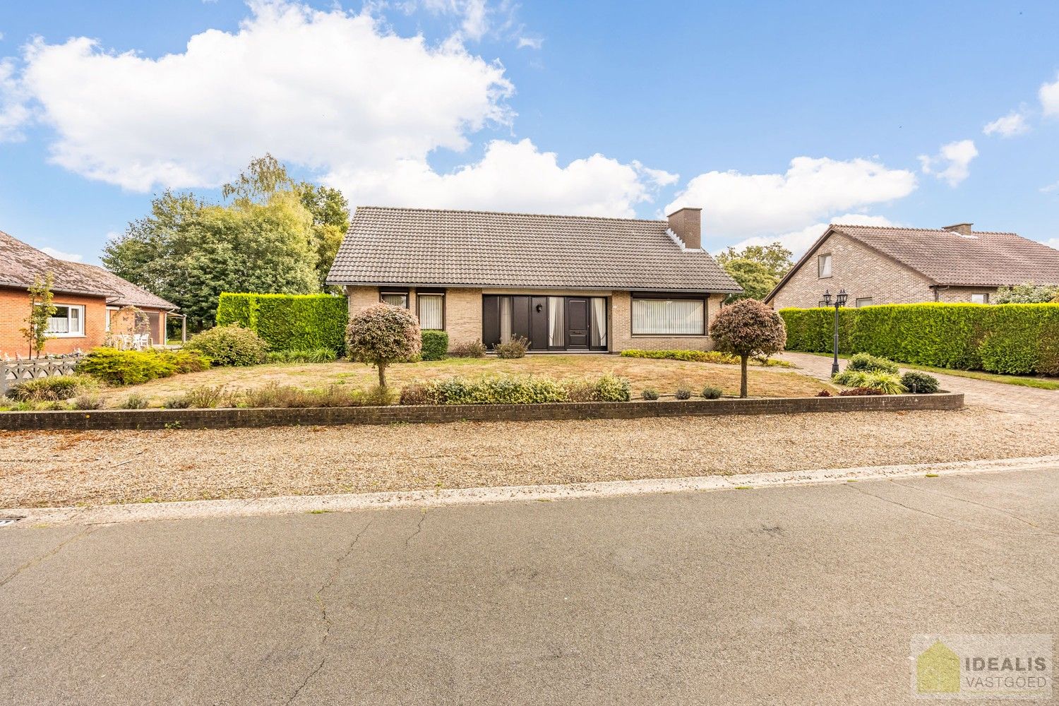 IDEALIS VASTGOED – PERFECT ONDERHOUDEN, INSTAPKLARE WONING +- 175M², MET MAAR LIEFST 4 SLAAPKAMERS, HEERLIJK LICHTRIJKE WOONKAMER EN DUBBELE GARAGE OP EEN PRACHTIG GROEN EN RUIM PERCEEL VAN 18A 43CA. foto 3