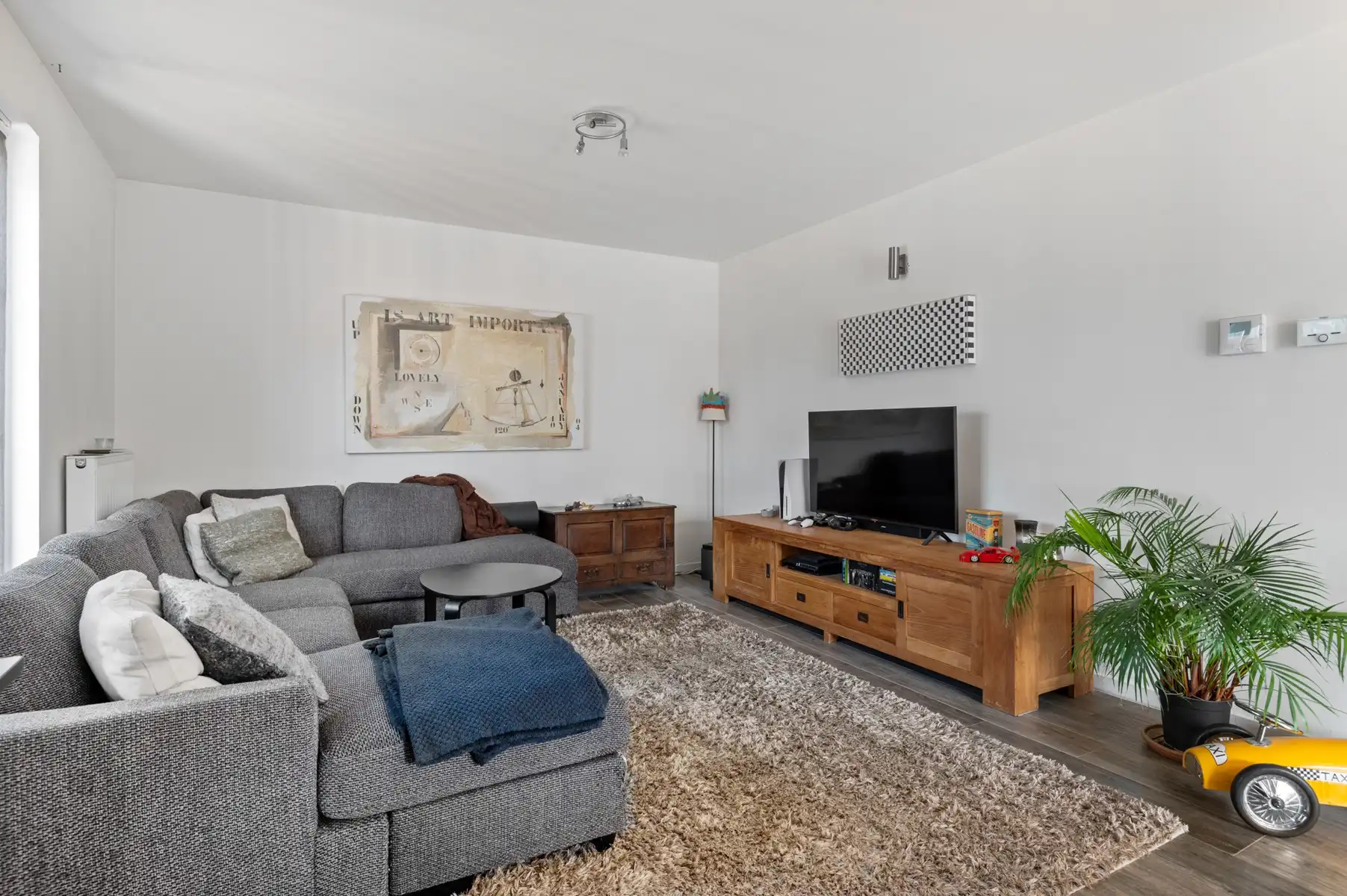 Gezellig en lichtrijk hoekappartement met 2 slaapkamers, 2 terrassen, autostaanplaats en kelder in hartje ’s-Gravenwezel foto 2