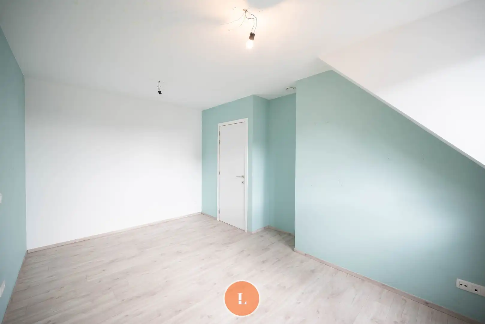 recente halfopen woning in een rustige wijk foto 14