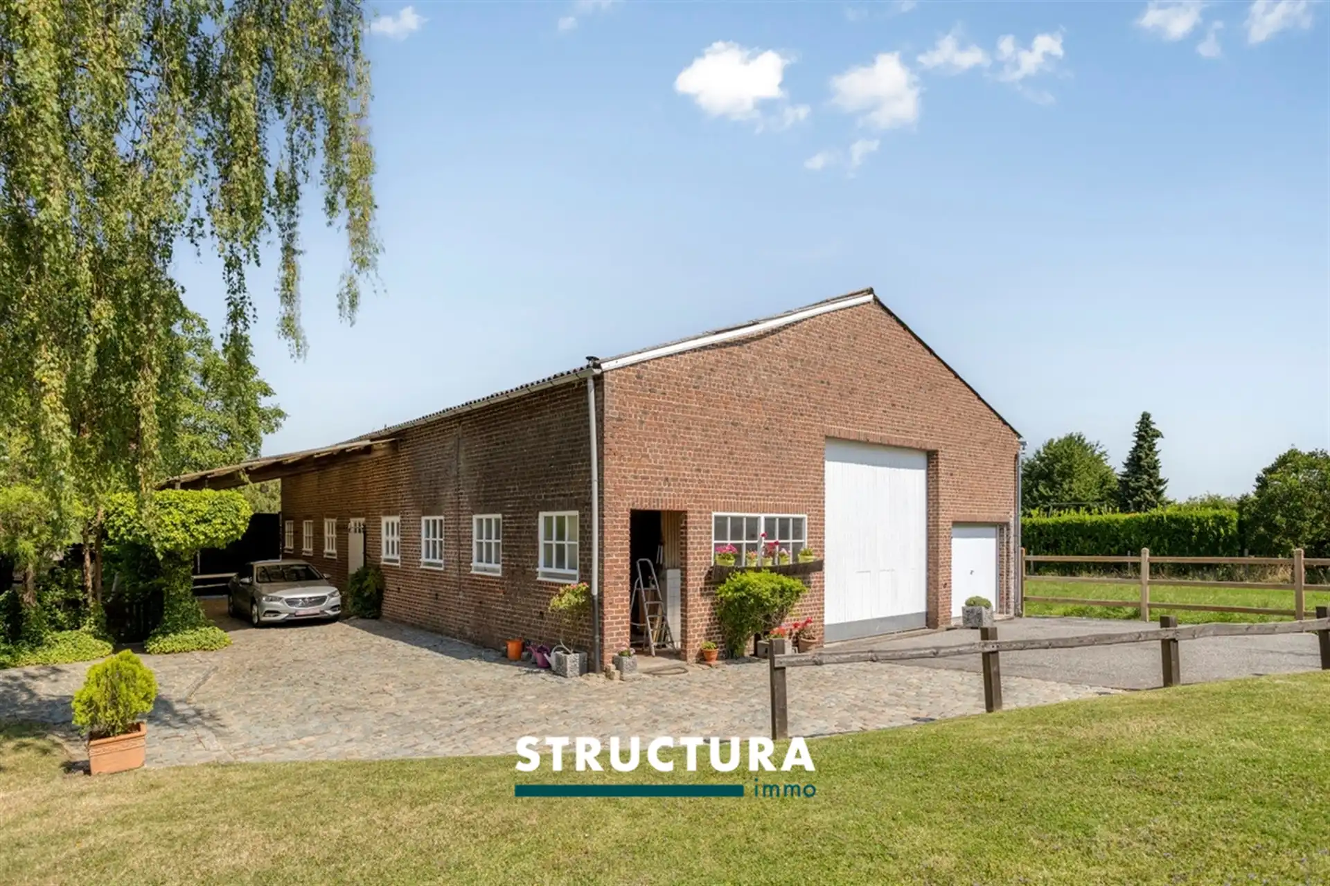 Villa met grote loods, omgeven door groen  foto 30
