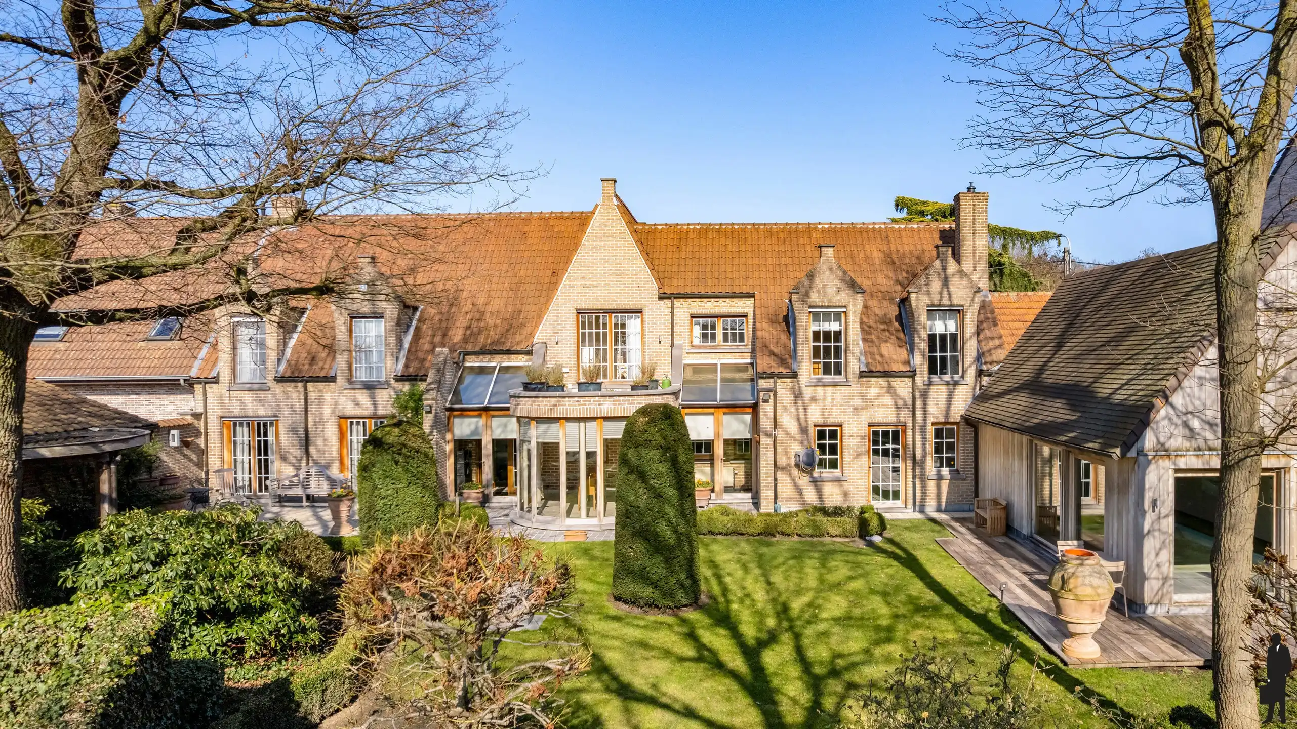 Prachtige en ruime woning gelegen in een rustige doodlopende straat te Mechelen. foto {{pictureIndex}}