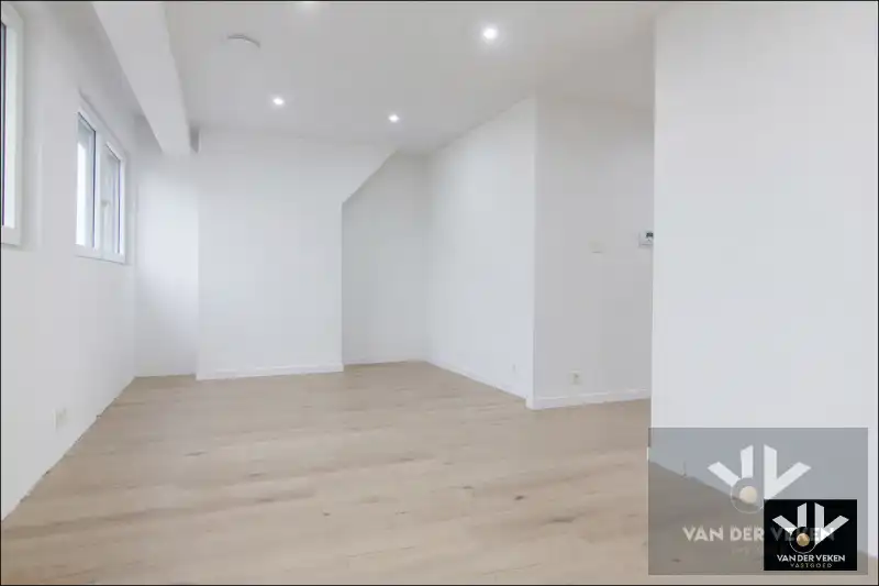 Voll gerenoveerde woning met 5 slpk 3 badk foto 8