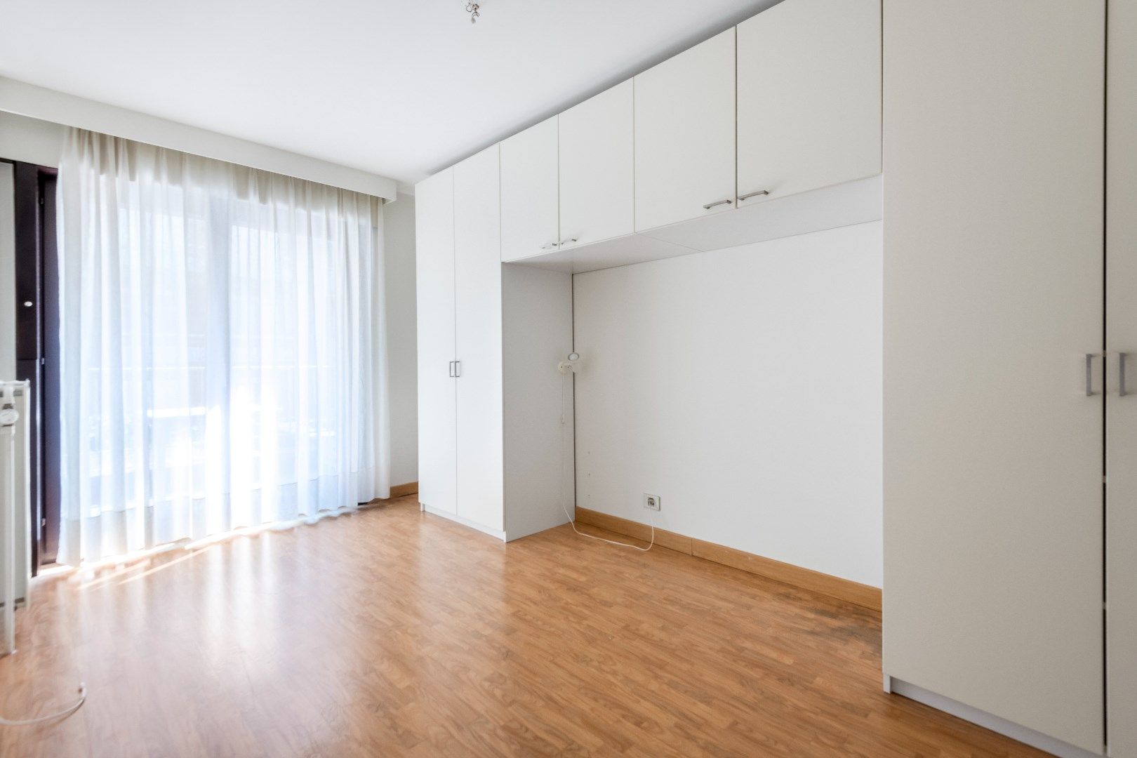 Ruim, ongemeubeld appartement met groot zonneterras achteraan, gelegen op de Kustlaan. foto 12