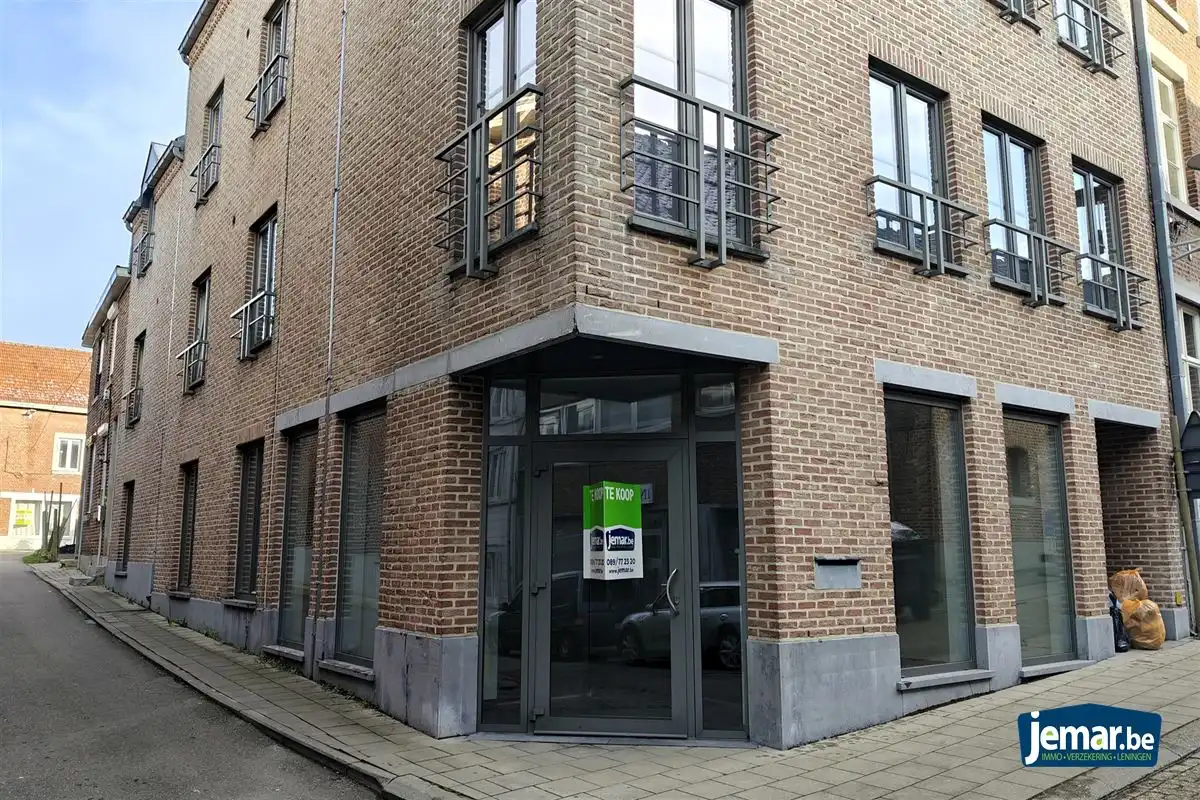 Op te frissen handelspand op top locatie in het centrum van Borgloon foto {{pictureIndex}}