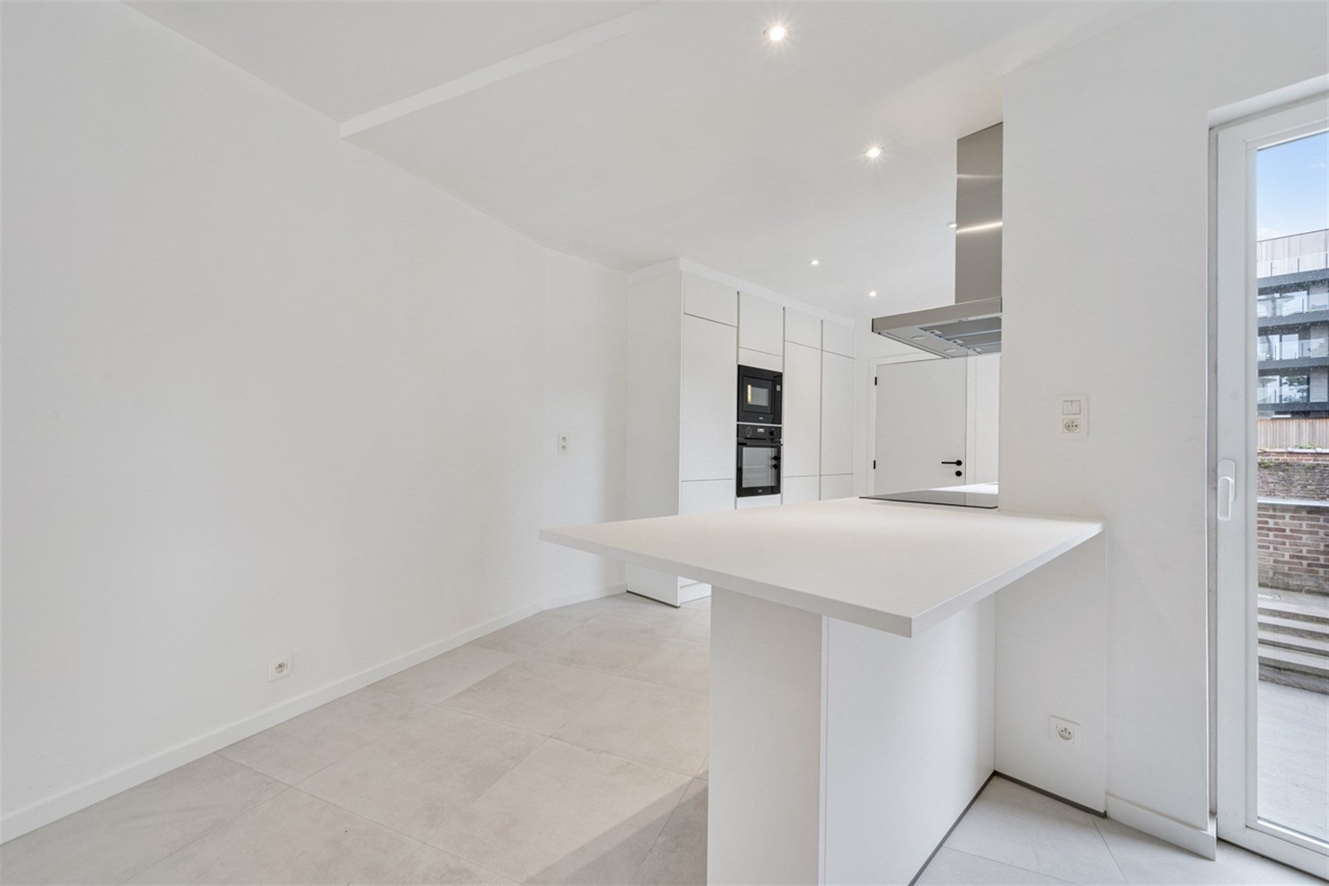 Instapklaar en volledig vernieuwd appartement met ruim terras in het hart van de stad foto 8