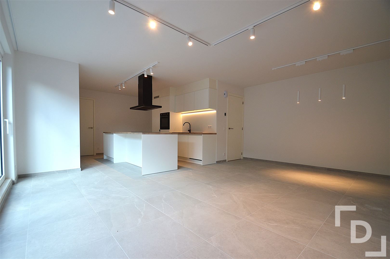 Nieuwbouwappartement van hoogwaardige afwerking met staanplaats te huur in centrum Ieper foto 2