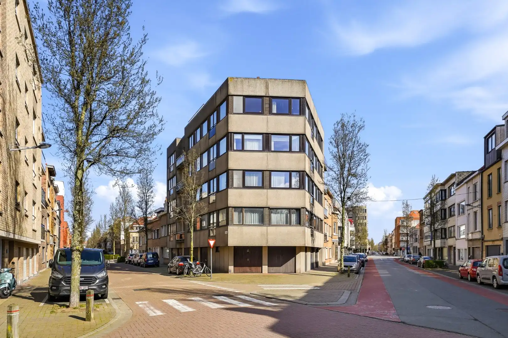 Op te frissen appartement met zicht op het Sint-Catharinaplein in Oostende foto 2