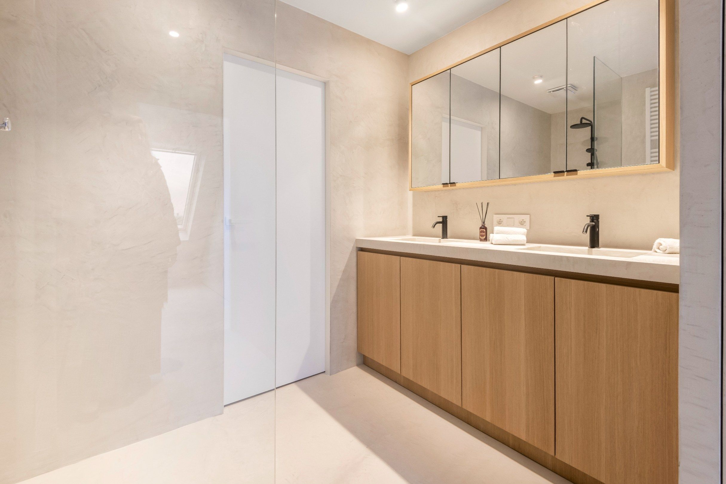 Prachtig gerenoveerde triplex gelegen op de Lippenslaan foto 10