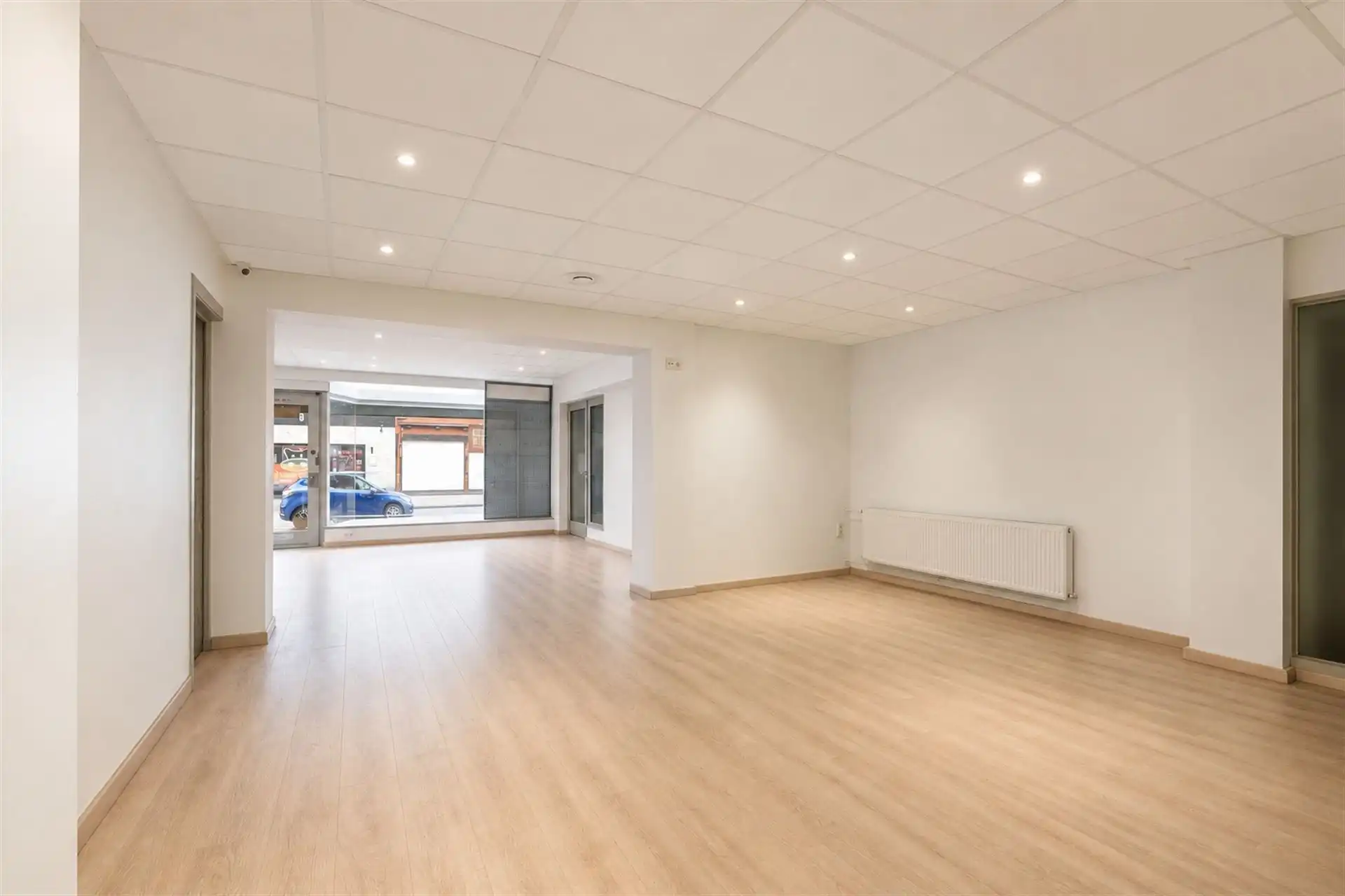 Handelspand met ruim duplex appartement, garage & terras foto 3