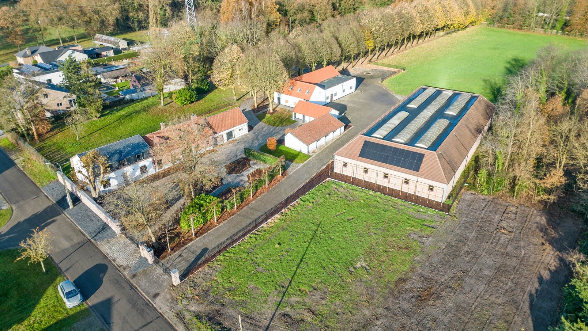 Exclusief landhuis met overdekte piste, buitenpiste en paardenstallen op circa 3 hectare foto 49